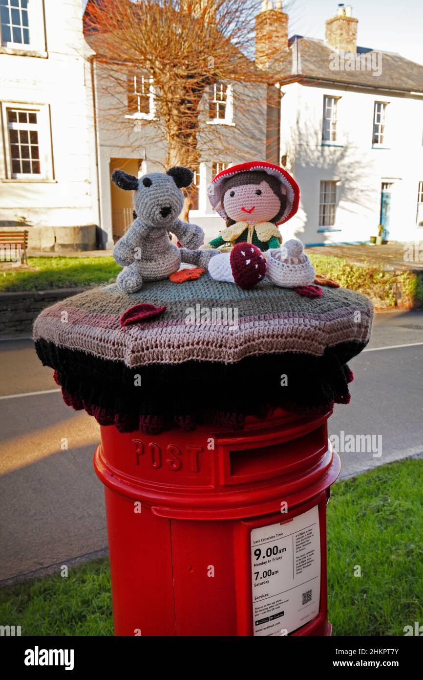 chapeau tricoté à une boîte postale avec un tas et un animal de compagnie, ou ours. Publier. Royal Mail Banque D'Images