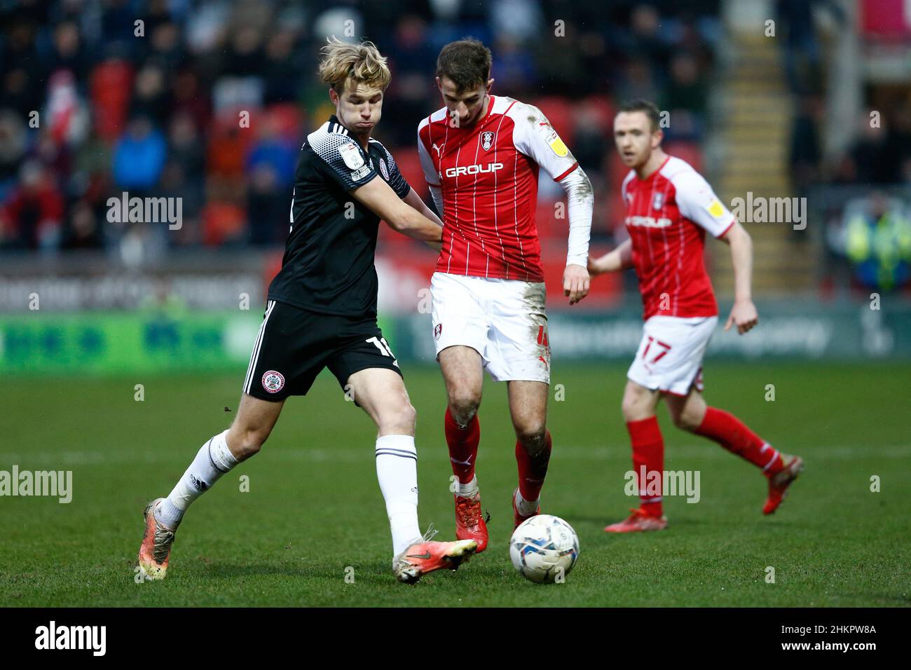 Tommy Leigh d'Acrington Stanley et Daniel Barlaser de Rotherham United en action pendant le match de la Sky Bet League One au stade AESSEAL New York, Rotherham.Date de la photo: Samedi 5 février 2022. Banque D'Images