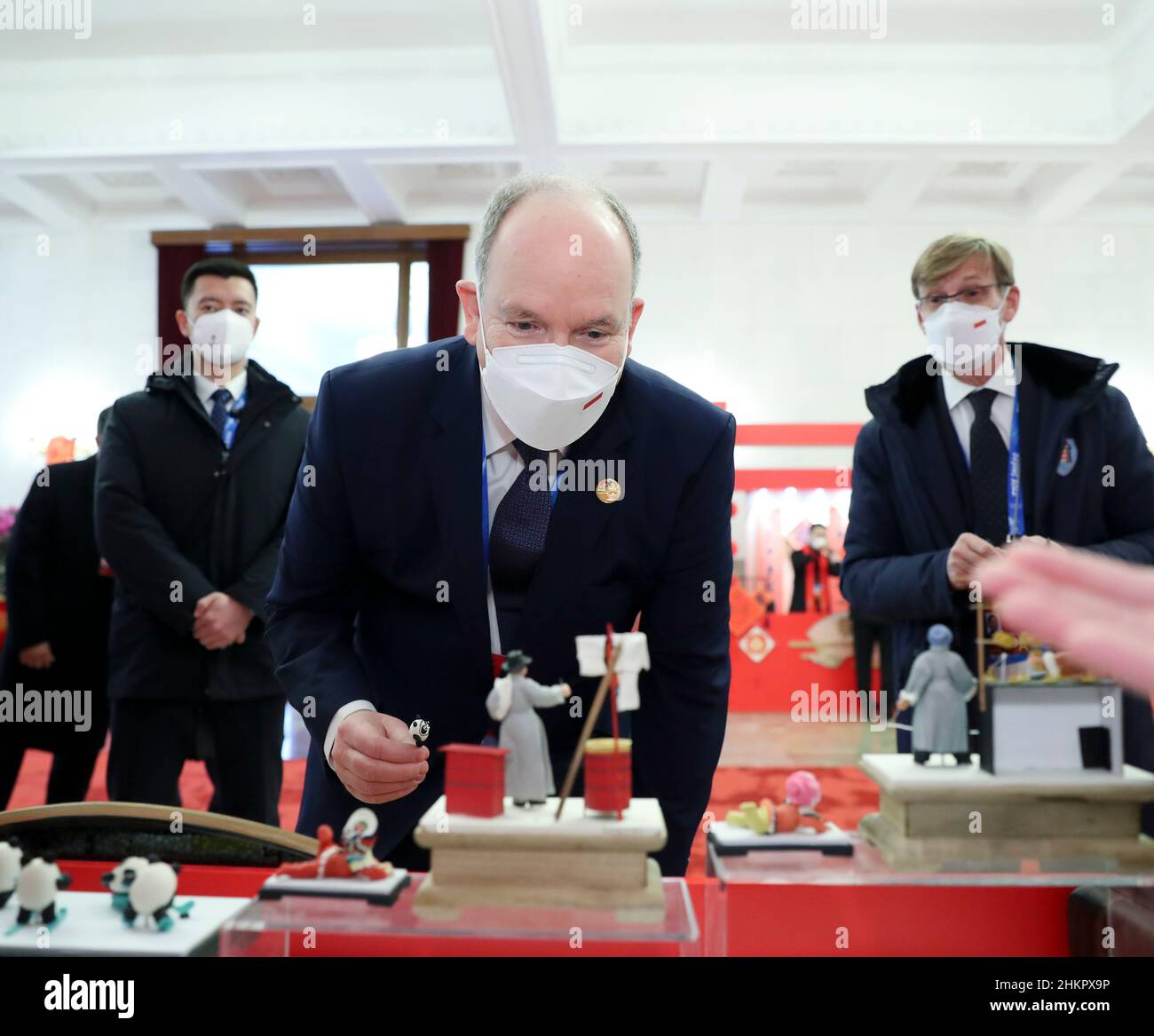 Pékin, Chine.5th févr. 2022.Le Prince de Monaco Albert II observe la démonstration du patrimoine culturel immatériel de la Chine avant d'assister à un banquet de bienvenue au Grand Hall du peuple de Beijing, capitale de la Chine, le 5 février 2022.Le président chinois Xi Jinping et son épouse Peng Liyuan ont organisé un banquet au Grand Hall of the People samedi midi pour accueillir des invités distingués du monde entier qui ont assisté à la cérémonie d'ouverture des Jeux Olympiques d'hiver de 2022 à Beijing.Credit: Ding Haitao/Xinhua/Alamy Live News Banque D'Images