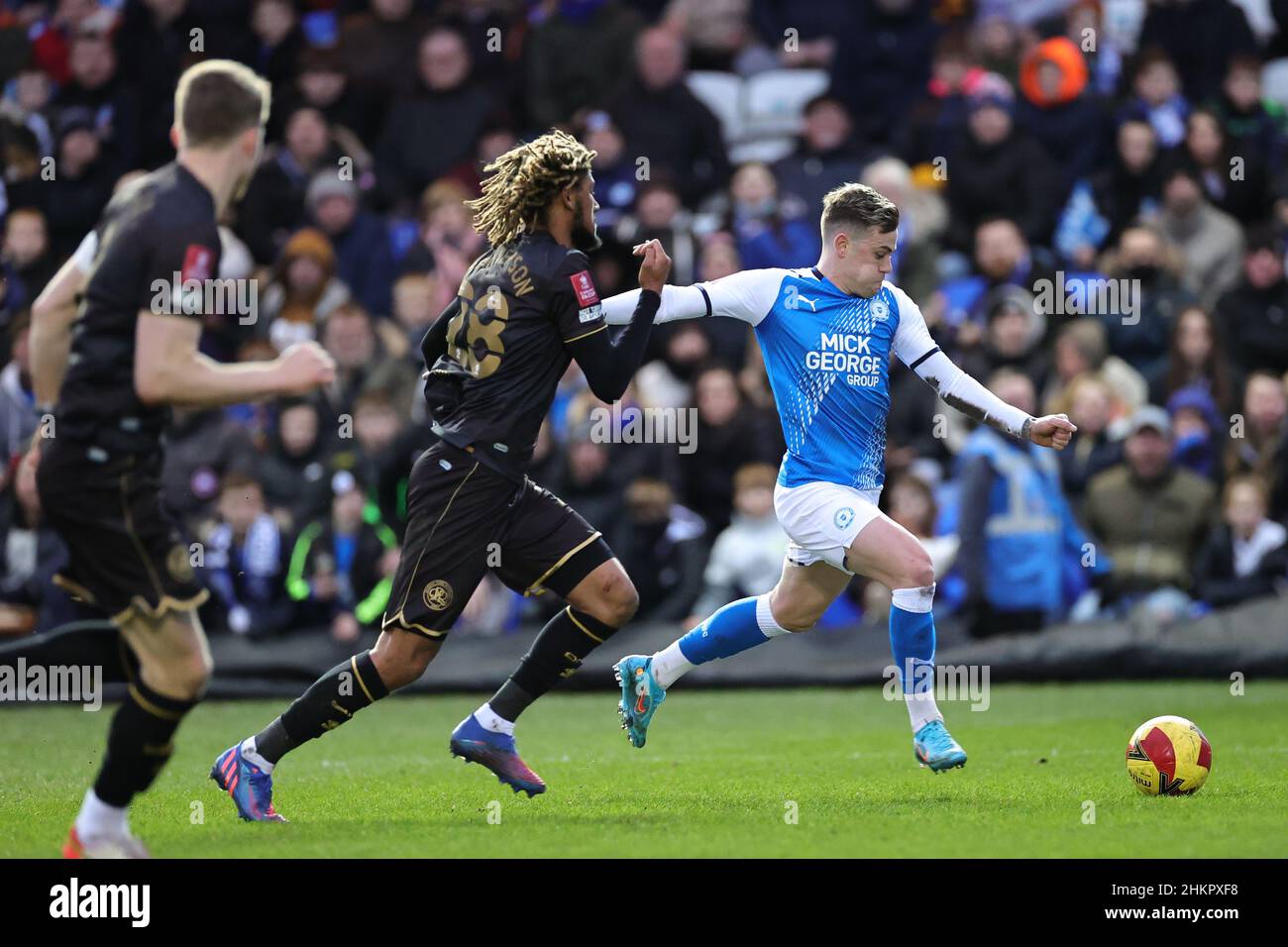 PETERBOROUGH, ROYAUME-UNI.FÉV 5TH.Sammie Szmodics de Peterborough United court avec le ballon sous la pression de Dion Sanderson de Queens Park Rangers lors du match de la quatrième ronde de la coupe Emirates FA entre Peterborough United et Queens Park Rangers au Weston Homes Stadium, Peterborough, le samedi 5th février 2022.(Crédit : James HolyOak | MI News) crédit : MI News & Sport /Alay Live News Banque D'Images