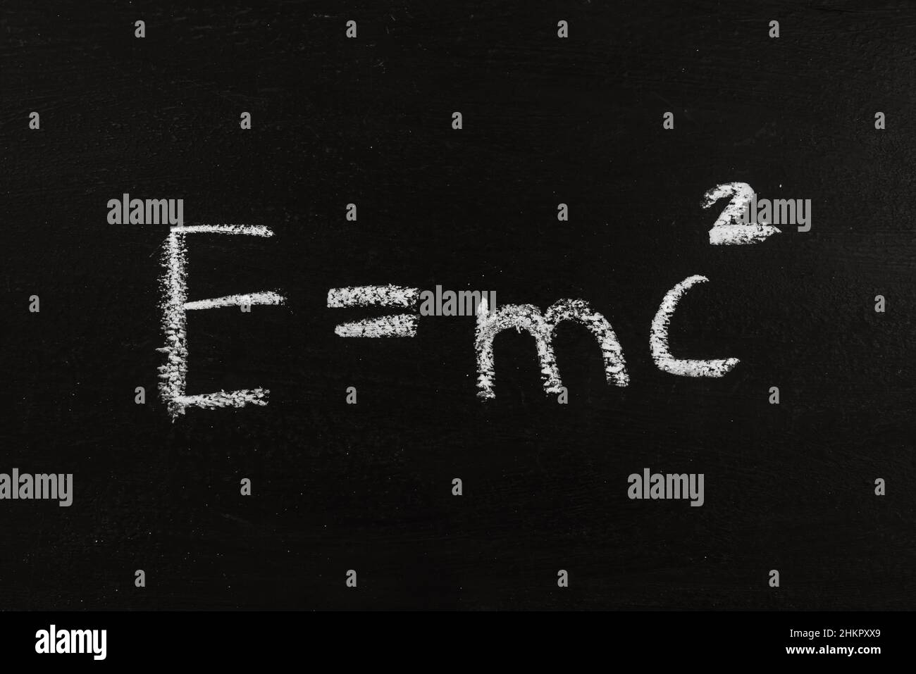 Le calcul de l'équivalence d'énergie de masse est debout sur un tableau noir, Einstein forculaire physique Banque D'Images