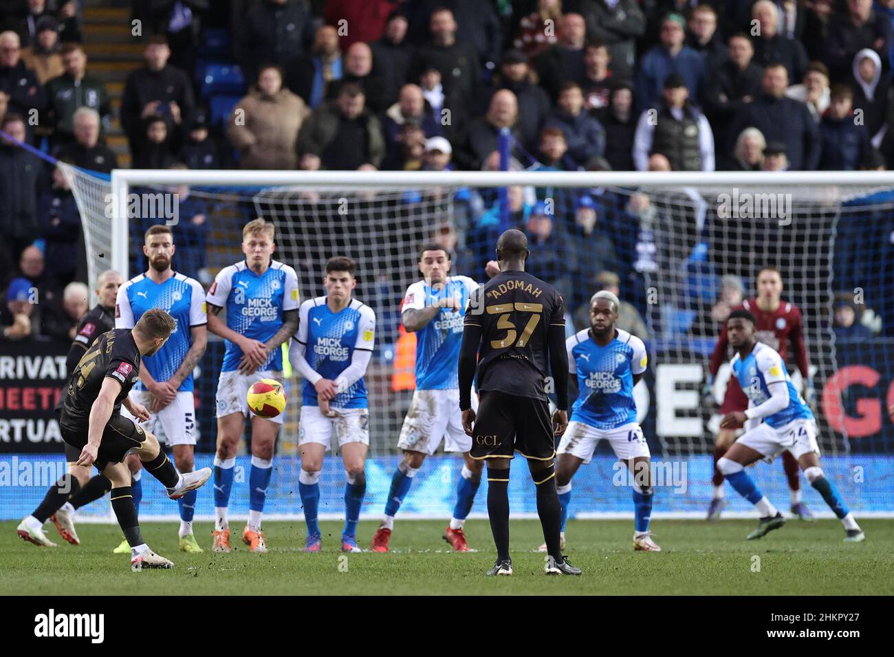 PETERBOROUGH, ROYAUME-UNI.FÉV 5TH.George Thomas de Queens Park Rangers prend un coup de pied gratuit lors du match de quatrième tour de la coupe Emirates FA entre Peterborough United et Queens Park Rangers au Weston Homes Stadium, Peterborough, le samedi 5th février 2022.(Crédit : James HolyOak | MI News) crédit : MI News & Sport /Alay Live News Banque D'Images