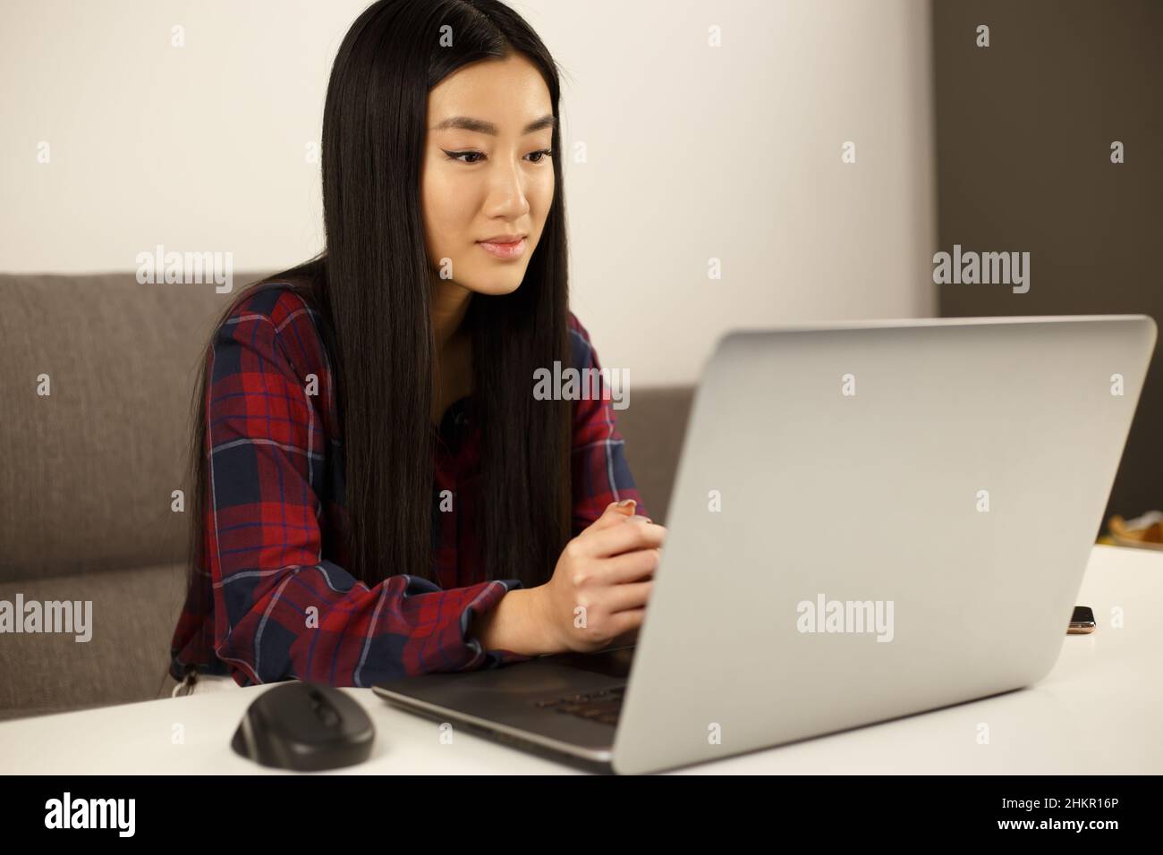Jeune fille asiatique faisant appel vidéo sur webcam dans ordinateur  portable.Belle femme vietnamienne travaillant en ligne de la maison pendant  le verrouillage.Entrepreneur Photo Stock - Alamy
