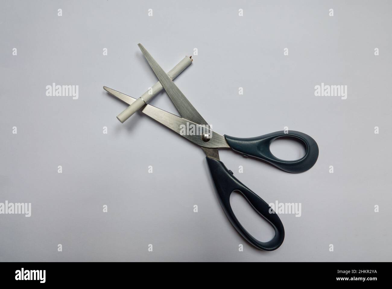 Cigarette en ciseaux.Mauvaise habitude. Banque D'Images