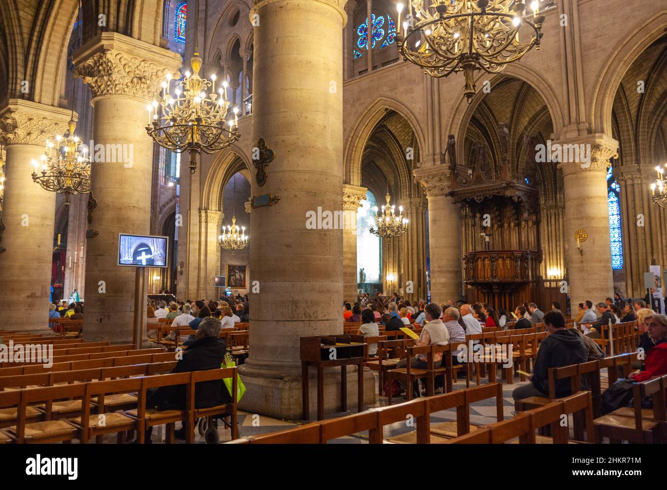 Paris, France- les gens à l'intérieur d'une architecture religieuse monumentale Eglise catholique Cathédrale notre Dame Banque D'Images