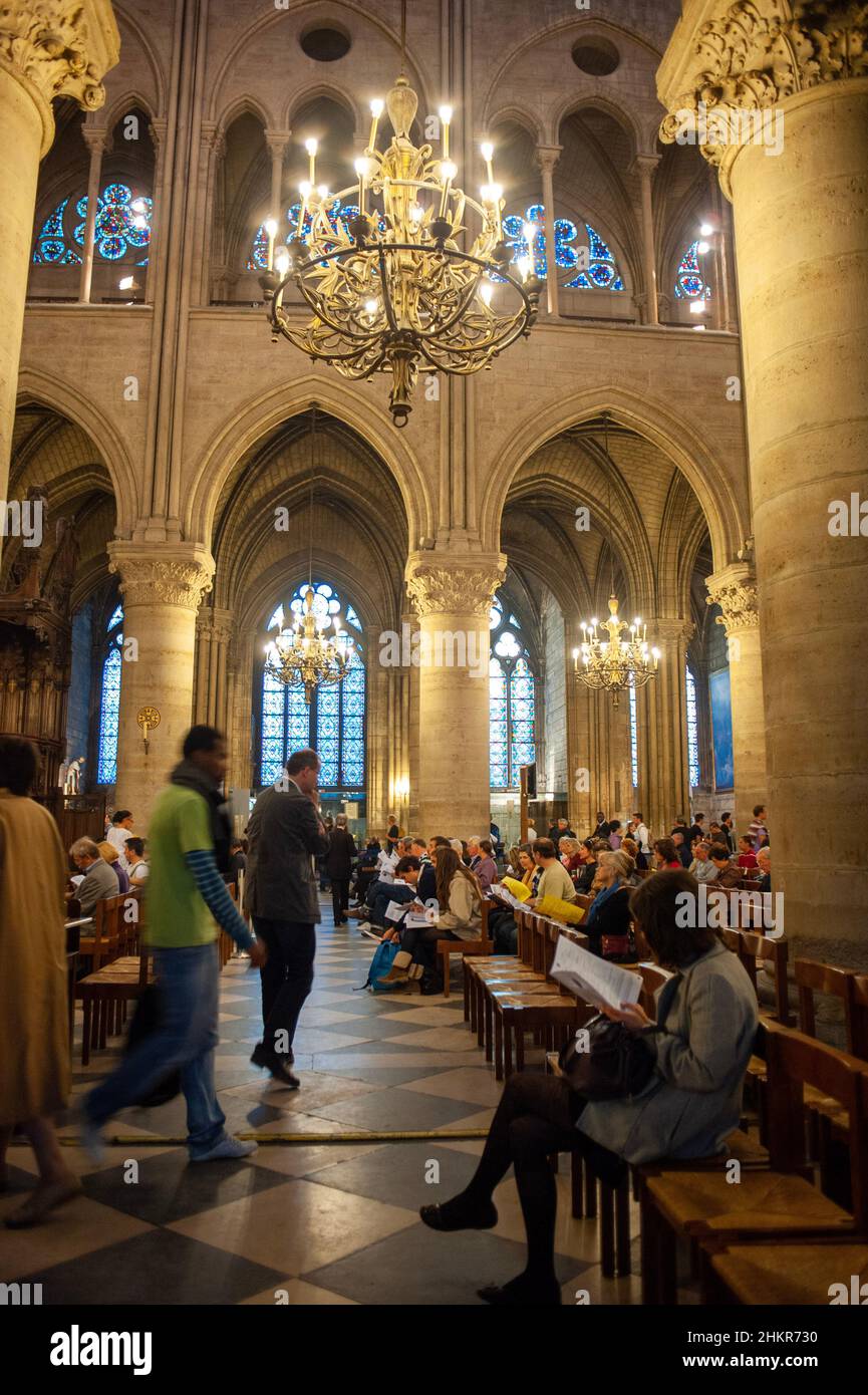 Paris, France- les gens à l'intérieur d'une architecture religieuse monumentale Eglise catholique Cathédrale notre Dame Banque D'Images