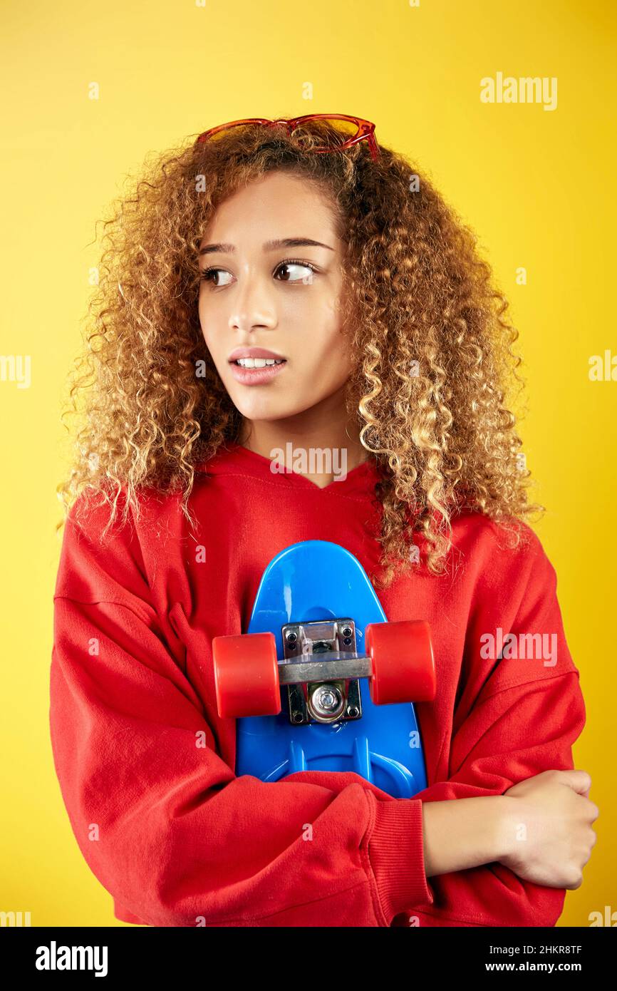 Ravie de jeunes filles afro-américaines hipster à capuche et avec panneau de sou sur fond jaune Banque D'Images