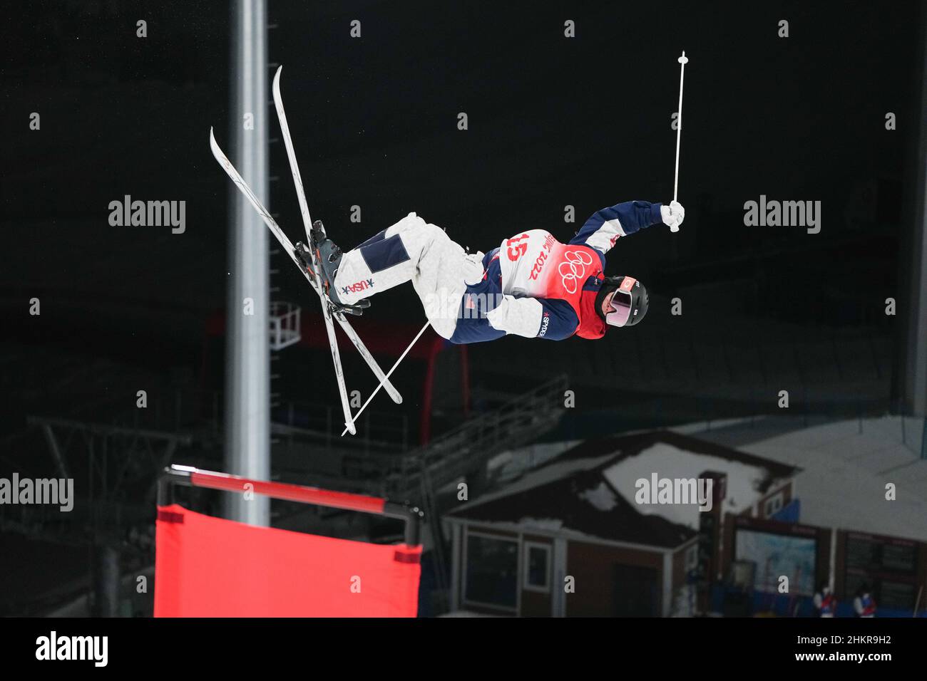 Zhangjiakou, province chinoise du Hebei.5th févr. 2022.Cole McDonald, des États-Unis, participe à la finale de mogules hommes de ski de style libre au parc de neige Genting à Zhangjiakou, dans la province de Hebei, dans le nord de la Chine, le 5 février 2022.Credit: Yang Shiyao/Xinhua/Alay Live News Banque D'Images