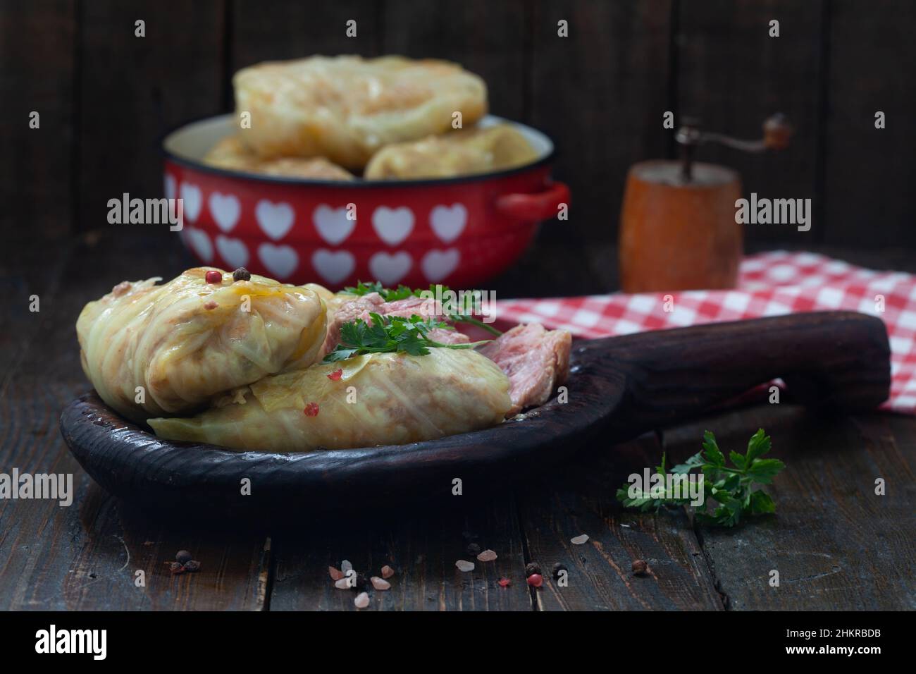 Petits pains de chou avec viande hachée et riz dans une assiette en bois.Le sarma serbe, le dolma turc, le golubtsi ou le golabki. Banque D'Images