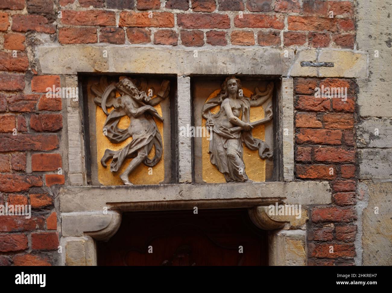 Soulagement d'un homme et d'une femme au-dessus de la porte du musée Ludwig Roselius. C'est une partie d'une maison qui a été changée fréquemment. Böttcherstrasse 6. Banque D'Images