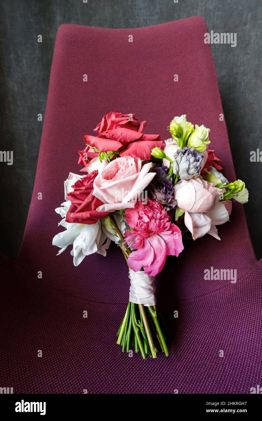 Magnifique bouquet de roses et de pivoines, de freesia, dans le contexte de la présidence, vue du dessus Banque D'Images