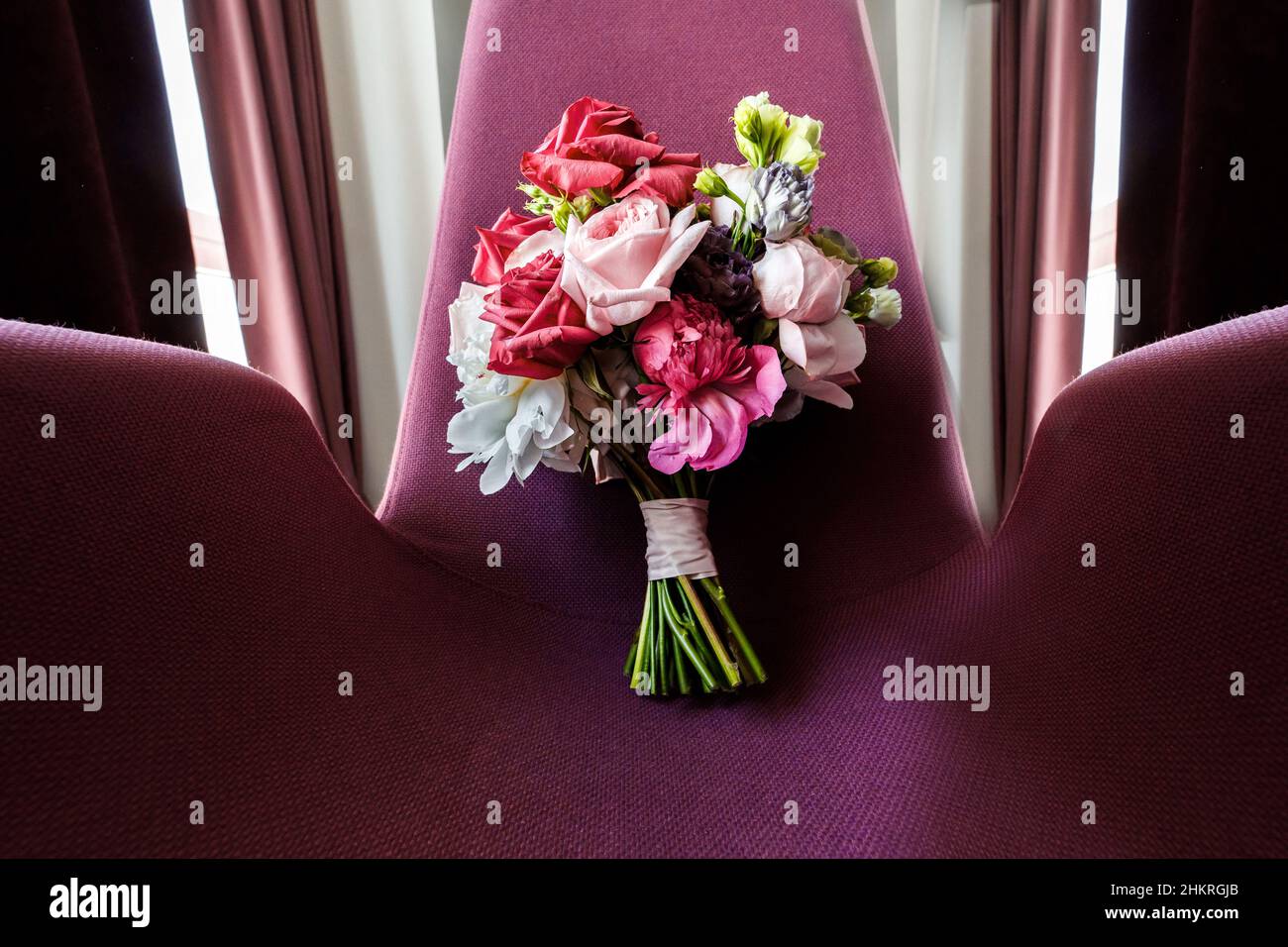 Magnifique bouquet de roses et de pivoines, de freesia, dans le contexte de la présidence, vue du dessus Banque D'Images