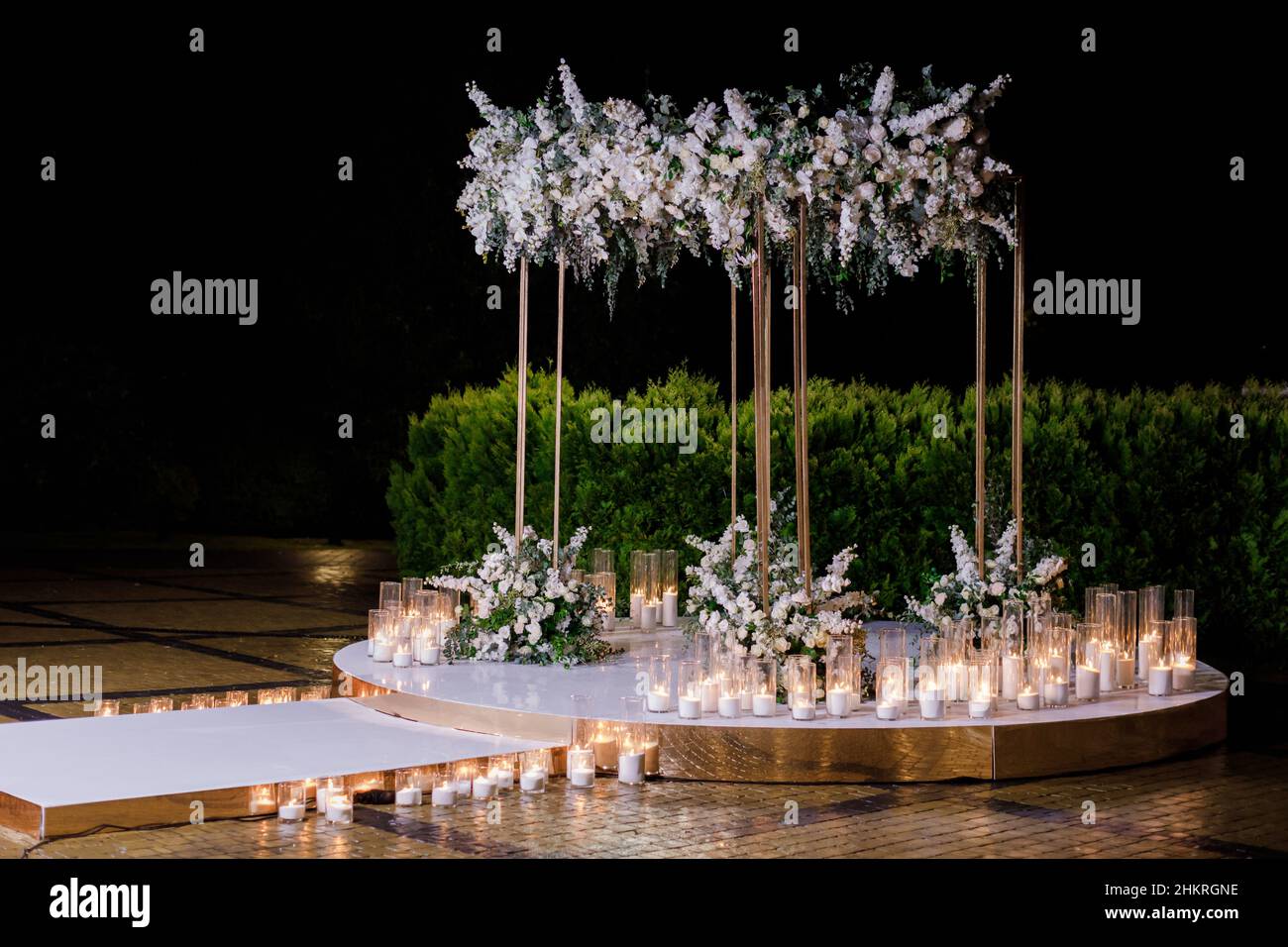 Cérémonie de mariage la nuit avec beaucoup de lumières, des bougies, des lanternes. Belles décorations brillantes romantique au crépuscule Banque D'Images
