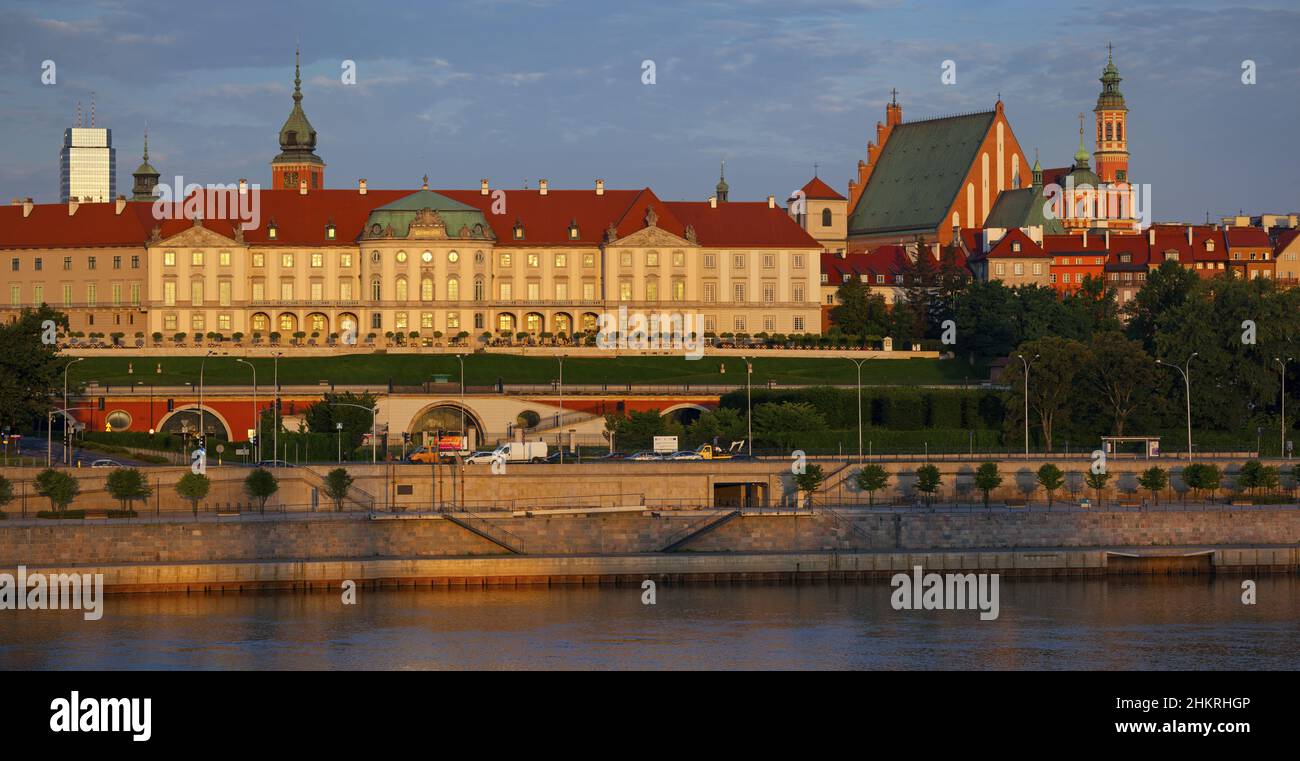 Varsovie, Château royal - façade baroque orientale de Zamek Klolewski vue du pont Śląsko-Dąbrowski. Banque D'Images