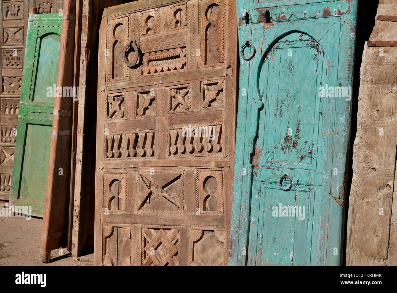 Belles vieilles portes en bois exposées à la vente au marché aux puces de  Bab el Khemis.Marrakech, Maroc.Photo de haute qualité Photo Stock - Alamy