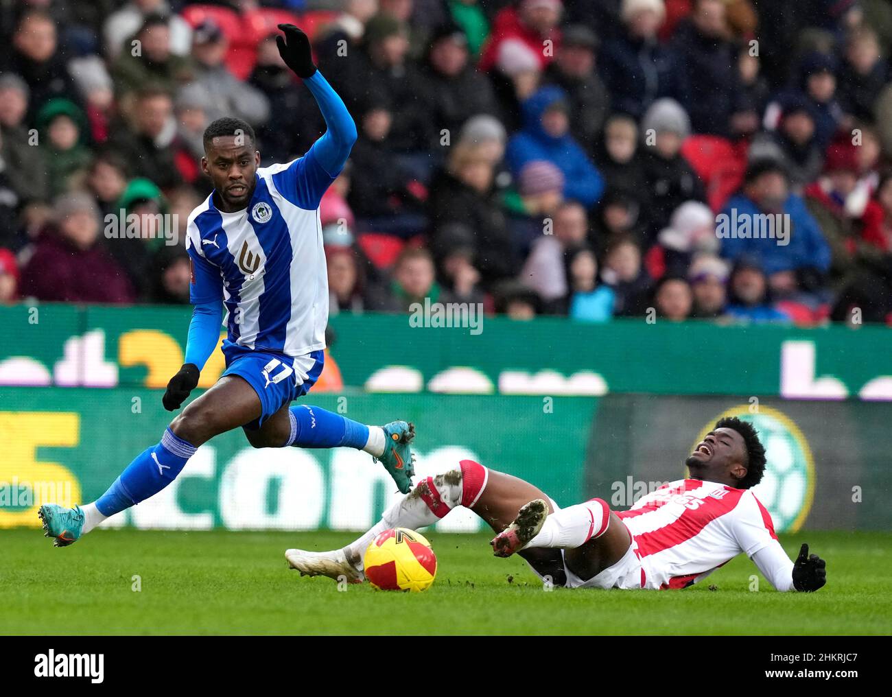 Stoke, Angleterre, le 5th février 2022.Gavin Massey (L) de Wigan Athletic saute un défi de Josh Maja de Stoke City pendant le match de la coupe Emirates FA au stade Bet365, Stoke.Le crédit photo devrait se lire: Andrew Yates / Sportimage Banque D'Images