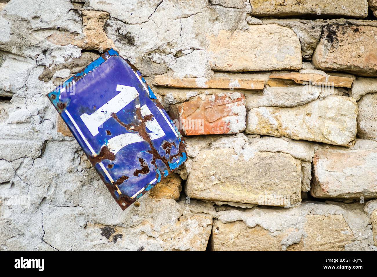 Maison numéro 17 sur le mur d'une ancienne maison abandonnée à la périphérie de la ville. Banque D'Images