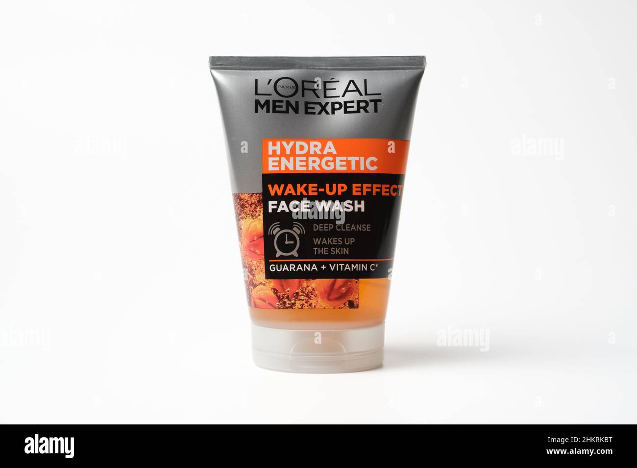Gel de lavage pour le visage avec effet de réveil.Loreal Men Expert Hydra produit énergétique isolé sur blanc.Royaume-Uni, Stafford, 18 décembre 2021. Banque D'Images