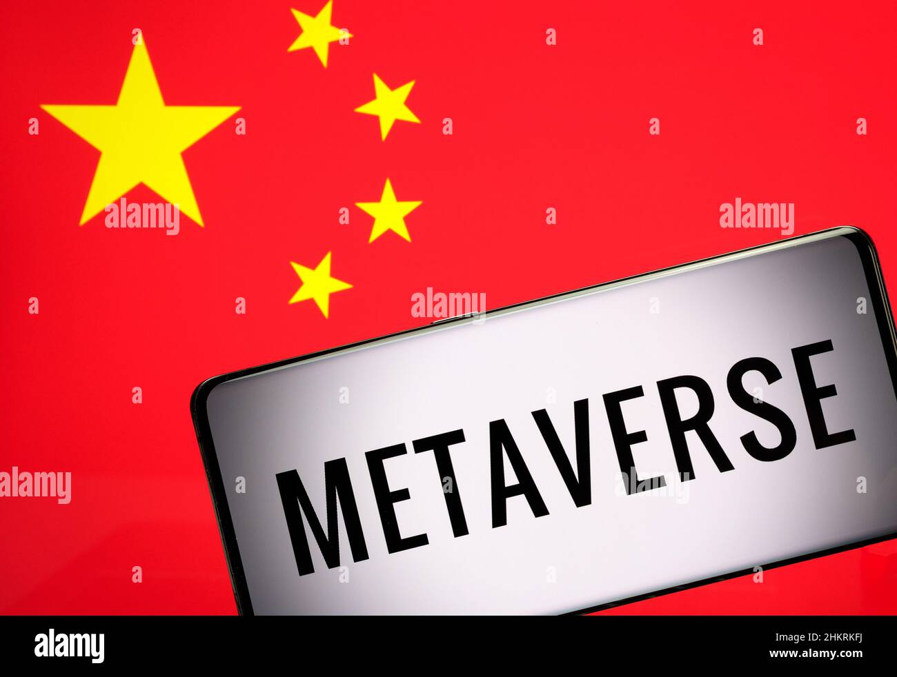 MÉTAVERSE en Chine concept.Mot métaverse vu sur le smartphone et drapeau chinois sur l'arrière-plan flou. Banque D'Images