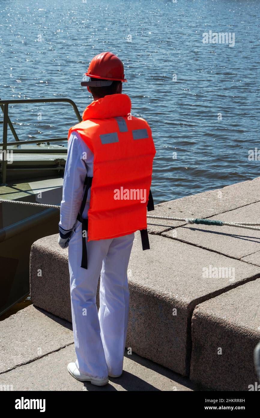 un marin bleu marine dans un uniforme de robe et un gilet de sauvetage  Photo Stock - Alamy
