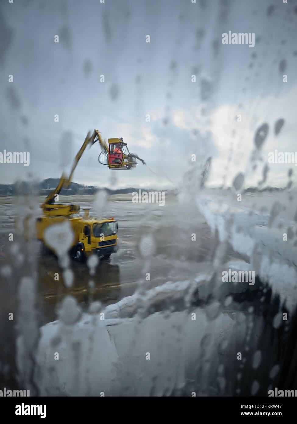 traitement antigivrage de l'aile de l'avion à l'aéroport en soirée d'hiver. Banque D'Images