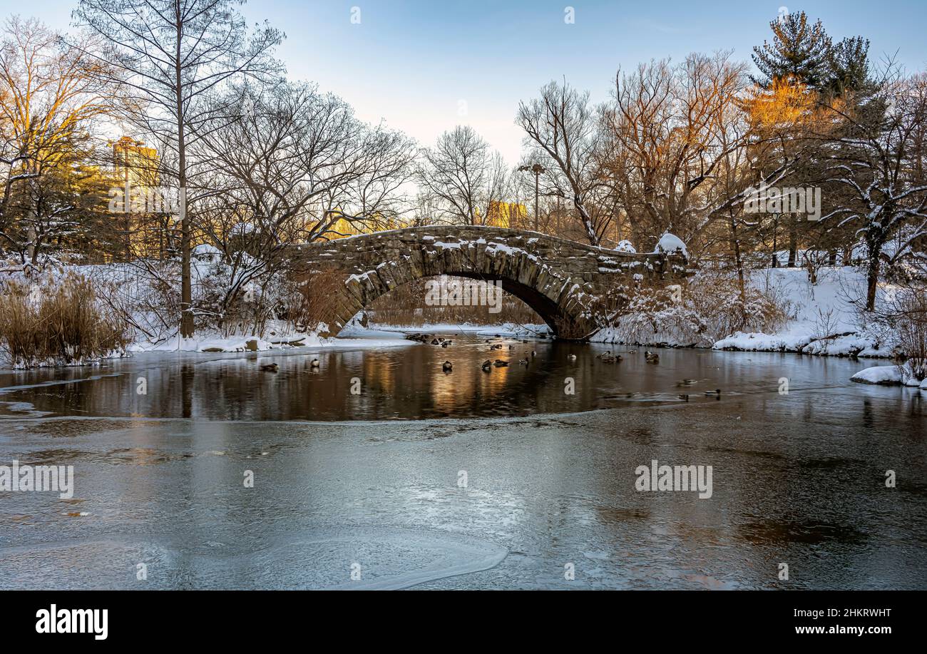 Pont Gapstow dans Central Park en hiver après la tempête de neige , tôt le matin Banque D'Images
