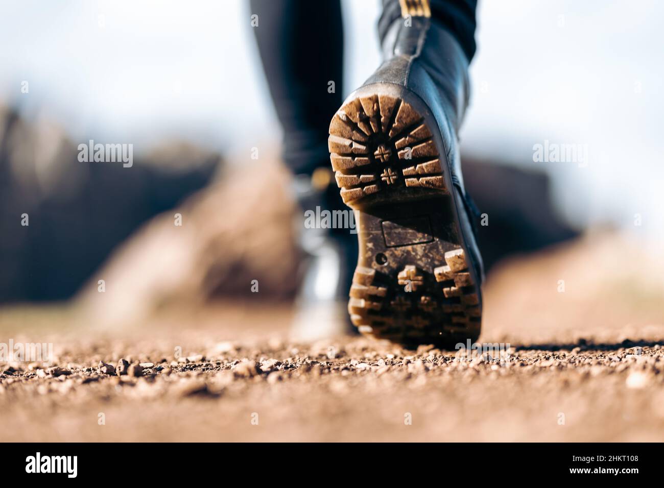 Détail des bottes d'une jeune femme marchant dans le champ Banque D'Images