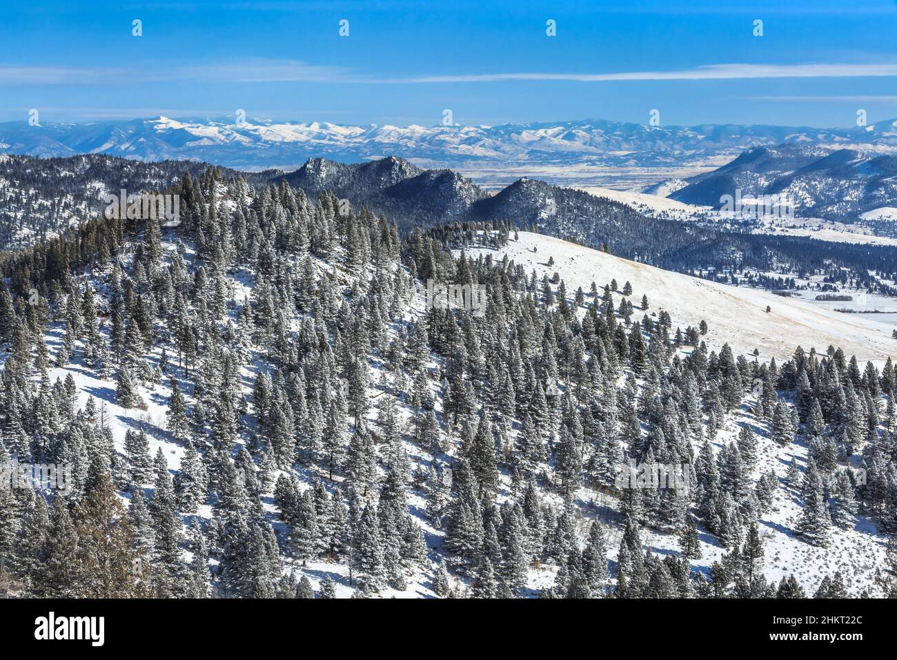 les contreforts au-dessus de la vallée d'helena en hiver, vus d'une vue panoramique au-dessous de mcdonald's pass près de helena, montana Banque D'Images