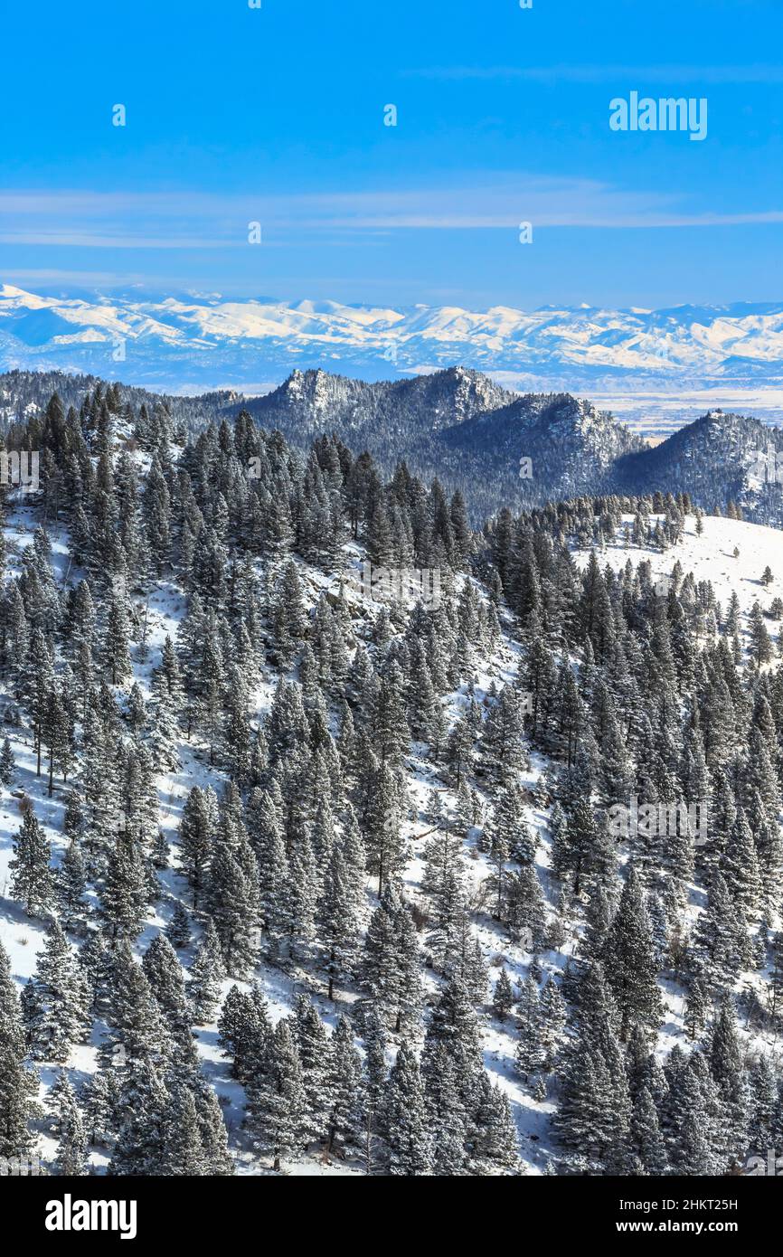 les contreforts au-dessus de la vallée d'helena en hiver, vus d'une vue panoramique au-dessous de mcdonald's pass près de helena, montana Banque D'Images