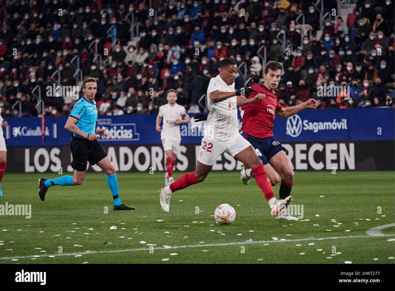 Pampelune, Espagne.05th févr. 2022.5th février 2022 ; stade El Sadar ; Pampelune ; Navarre ; Espagne ;Primera Division; LaLiga Santander 2021 - 2022; Osasuna vs Sevilla; Anthony Martial (Sevilla) et Lucas Torro (Osasuna) 900/Cordel Press crédit: CORDEL PRESS/Alay Live News Banque D'Images