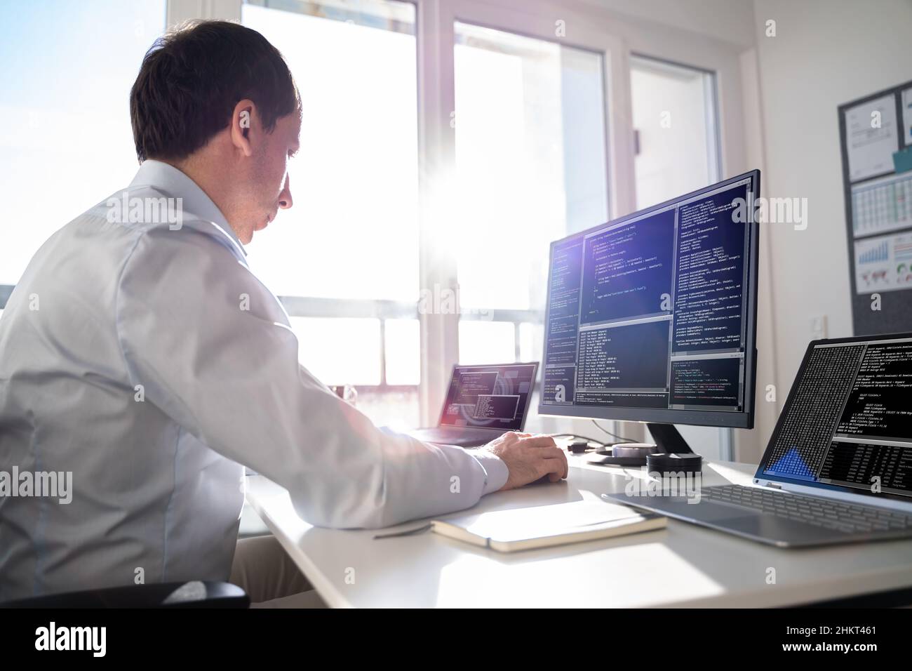 Codeur utilisant l'ordinateur au bureau.Développeur Web Banque D'Images