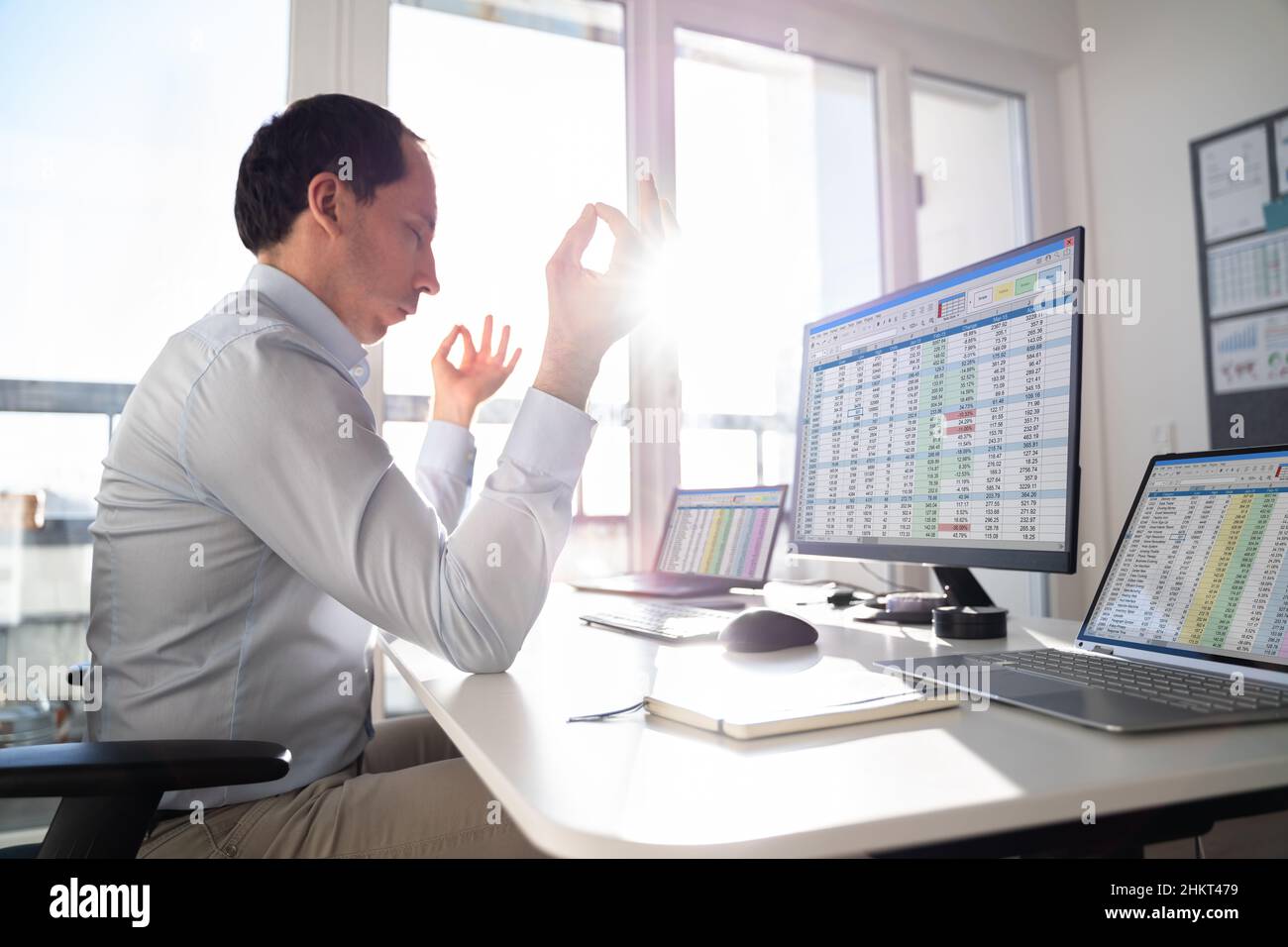 Exercice de méditation de yoga sain en chaise de bureau en milieu de travail Banque D'Images