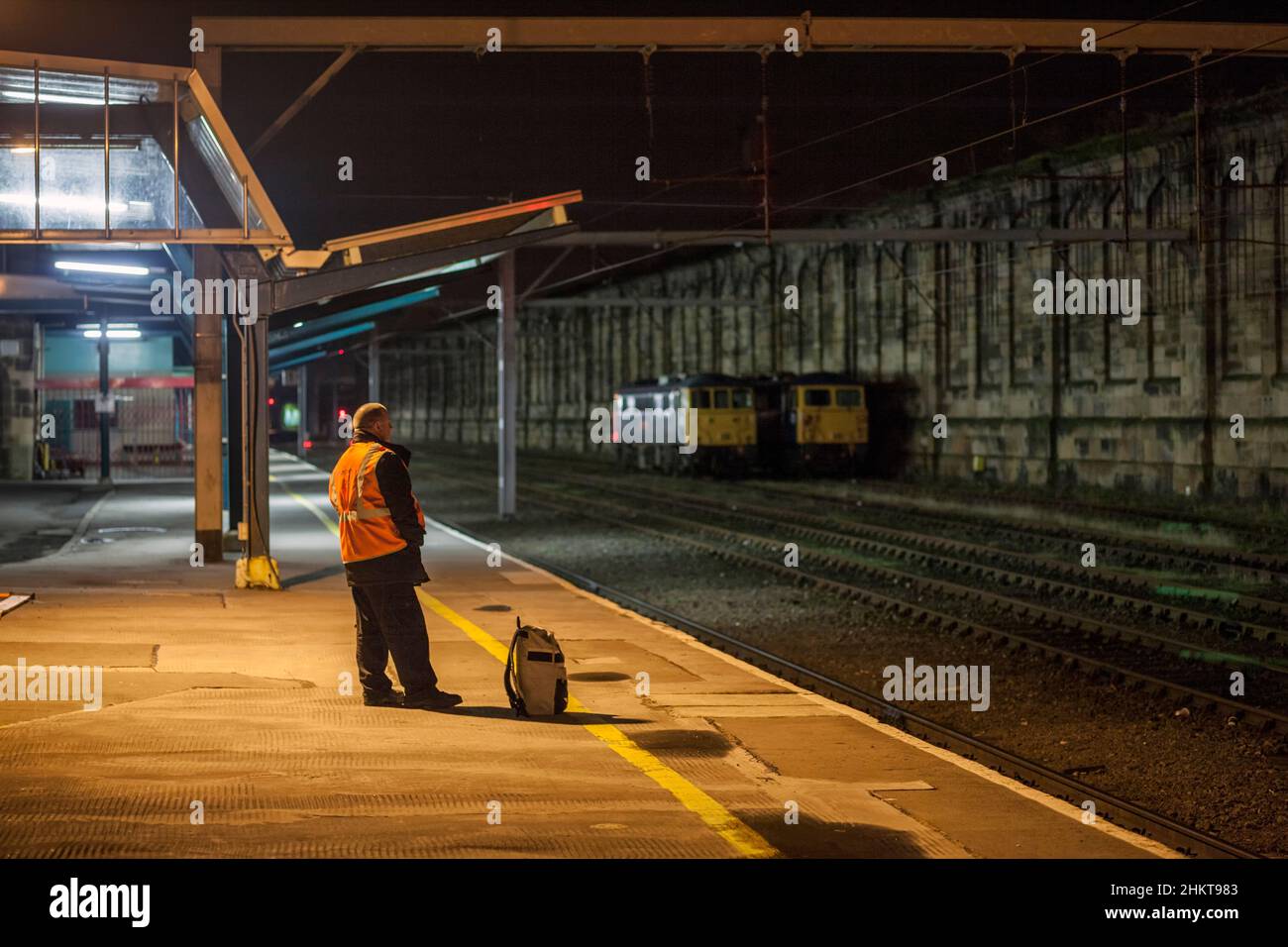 Le chauffeur de train Freightliner attend à la gare de Carlisle pour être récupéré par un train de marchandises pour le ramener vers le nord Banque D'Images