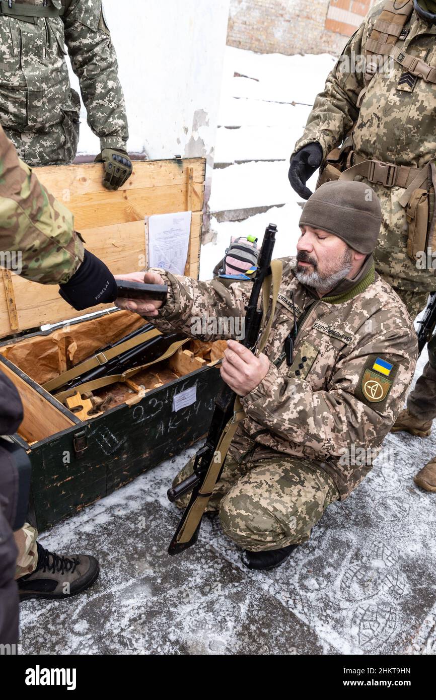 Des civils vus avec des fusils au cours d'un exercice de la Force de défense territoriale dans les tactiques de combat par des militaires.le gouvernement ukrainien veut étendre les unités de la Force de défense territoriale pour protéger le pays en cas de conflit militaire avec la Russie.La Force de défense territoriale est un corps de réservistes possédant des compétences de base en matière de combat.Chaque semaine, des centaines de civils sont formés à Kiev alors que le Ministère de la défense de l'Ukraine prévoit de créer des unités plus grandes et plus permanentes des Forces de défense territoriale.Les bénévoles sont des femmes et des personnes âgées.La formation a également lieu dans d'autres grandes villes de Banque D'Images