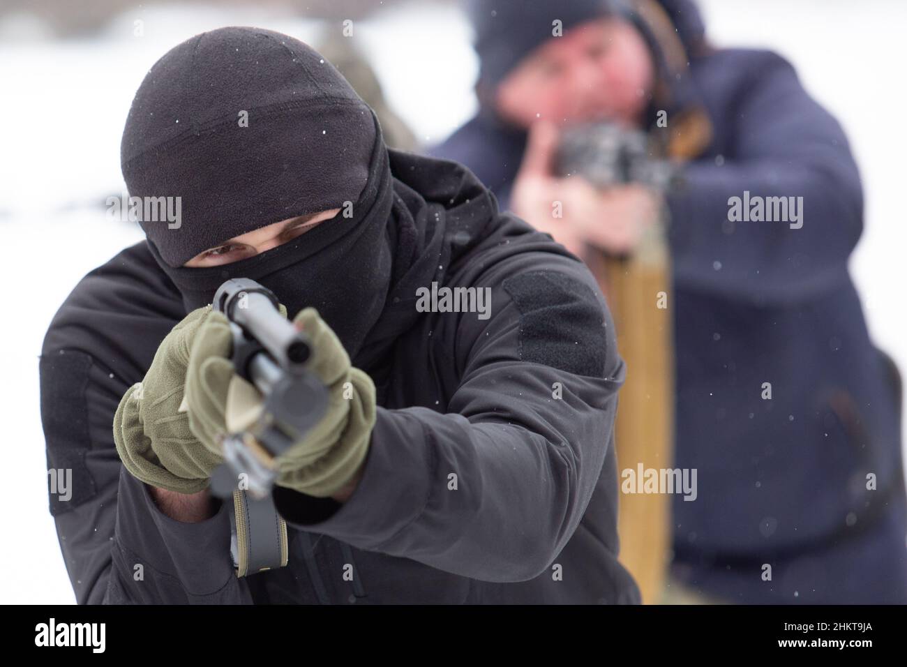 Un civil cherche à utiliser un fusil lors d'un exercice de la Force de défense territoriale dans les tactiques de combat des militaires.le gouvernement ukrainien veut étendre les unités de la Force de défense territoriale pour protéger le pays en cas de conflit militaire avec la Russie.La Force de défense territoriale est un corps de réservistes possédant des compétences de base en matière de combat.Chaque semaine, des centaines de civils sont formés à Kiev alors que le Ministère de la défense de l'Ukraine prévoit de créer des unités plus grandes et plus permanentes des Forces de défense territoriale.Les bénévoles sont des femmes et des personnes âgées.La formation a également lieu dans d'autres grandes villes Banque D'Images