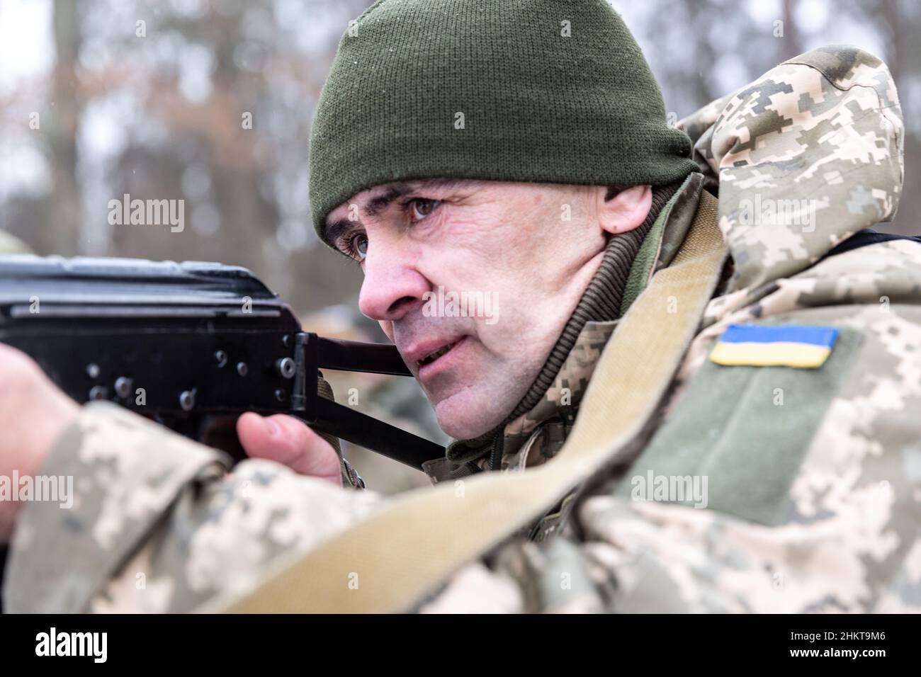 Un civil qui vise un fusil lors d'un exercice de la Force de défense territoriale dans les tactiques de combat par des militaires.le gouvernement ukrainien veut étendre les unités de la Force de défense territoriale pour protéger le pays en cas de conflit militaire avec la Russie.La Force de défense territoriale est un corps de réservistes possédant des compétences de base en matière de combat.Chaque semaine, des centaines de civils sont formés à Kiev alors que le Ministère de la défense de l'Ukraine prévoit de créer des unités plus grandes et plus permanentes des Forces de défense territoriale.Les bénévoles sont des femmes et des personnes âgées.La formation a également lieu dans d'autres grandes citie Banque D'Images