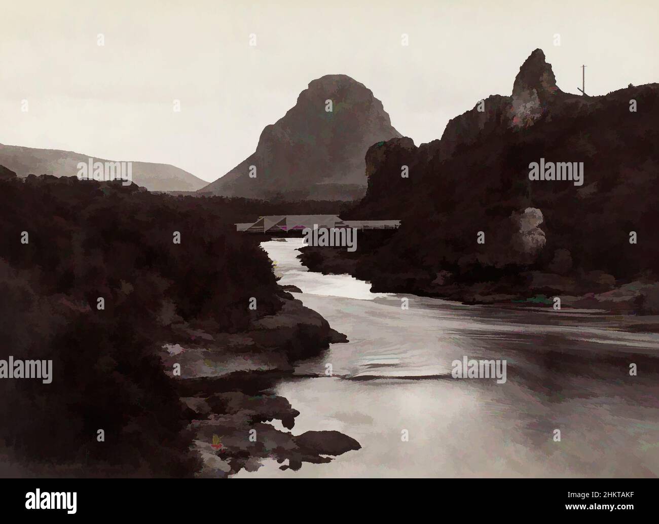 Art inspiré par Un te Amuri - Wairoa, studio Burton Brothers, studio de photographie, Nouvelle-Zélande, photographie en noir et blanc, Vue sur les eaux de la rivière entourées d'un paysage rocheux. Au premier plan central peut être vu une colline isolée monticule, et un pont en bois, les œuvres classiques modernisées par Artotop avec un peu de modernité. Formes, couleur et valeur, impact visuel accrocheur sur l'art émotions par la liberté d'œuvres d'art d'une manière contemporaine. Un message intemporel qui cherche une nouvelle direction créative. Artistes qui se tournent vers le support numérique et créent le NFT Artotop Banque D'Images