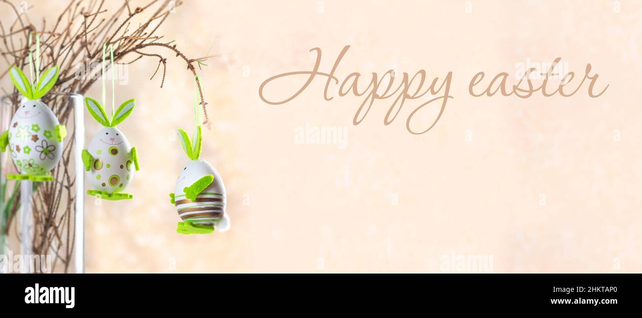 Arrière-plan de Pâques.Œufs de pâques heureux sur le nid.Œufs de Pâques.Œufs de Pâques multicolores.Pâques.Bannière.Copier l'espace Banque D'Images