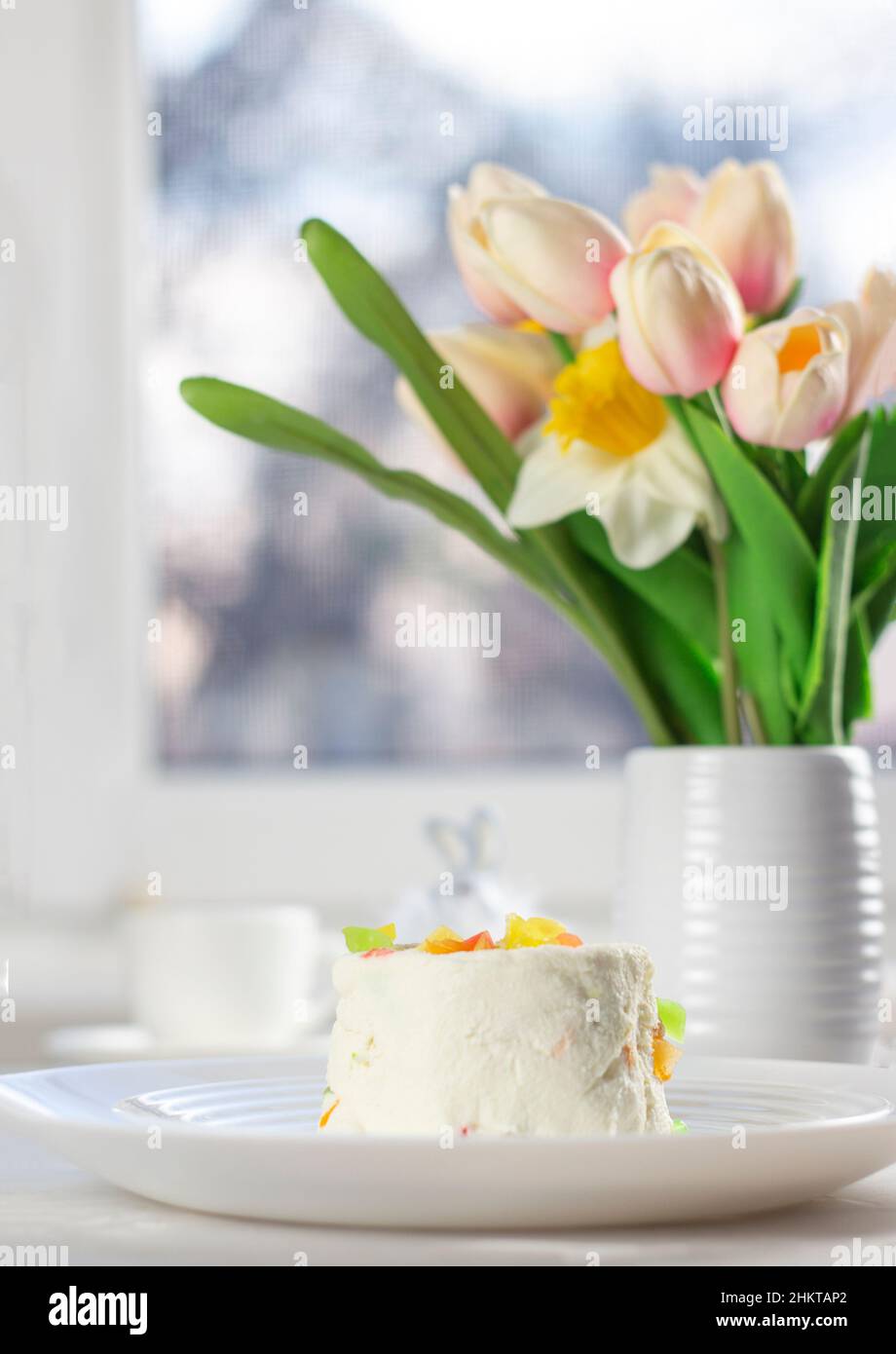 Arrière-plan de Pâques.Œufs de pâques heureux sur le nid.Tulipes multicolores.Espace de copie de Pâques Banque D'Images