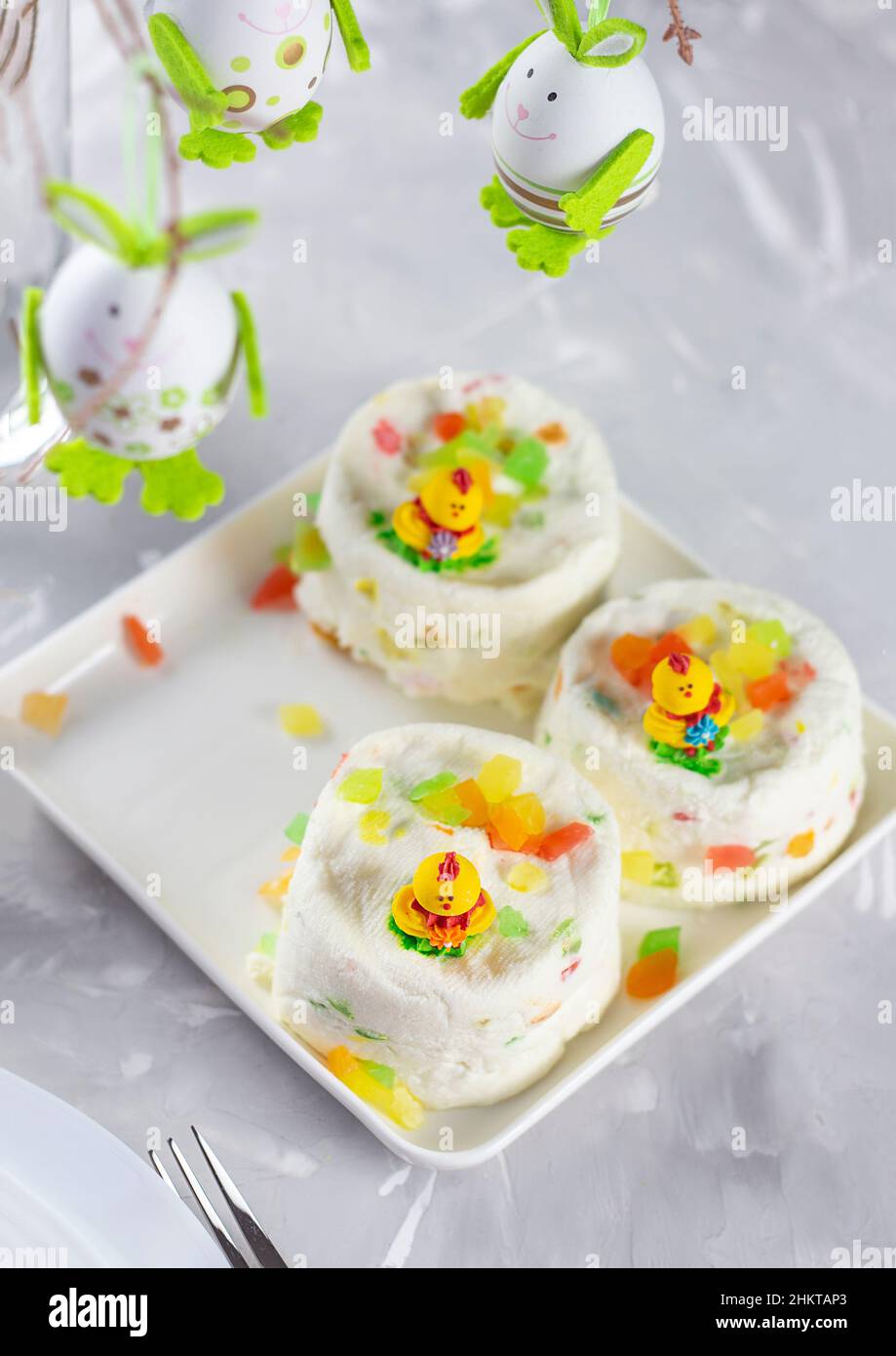 Arrière-plan de Pâques.Œufs de pâques heureux sur le nid.Œufs de Pâques.Bonne carte de Pâques.Œufs de Pâques multicolores.Pâques.Copier l'espace Banque D'Images