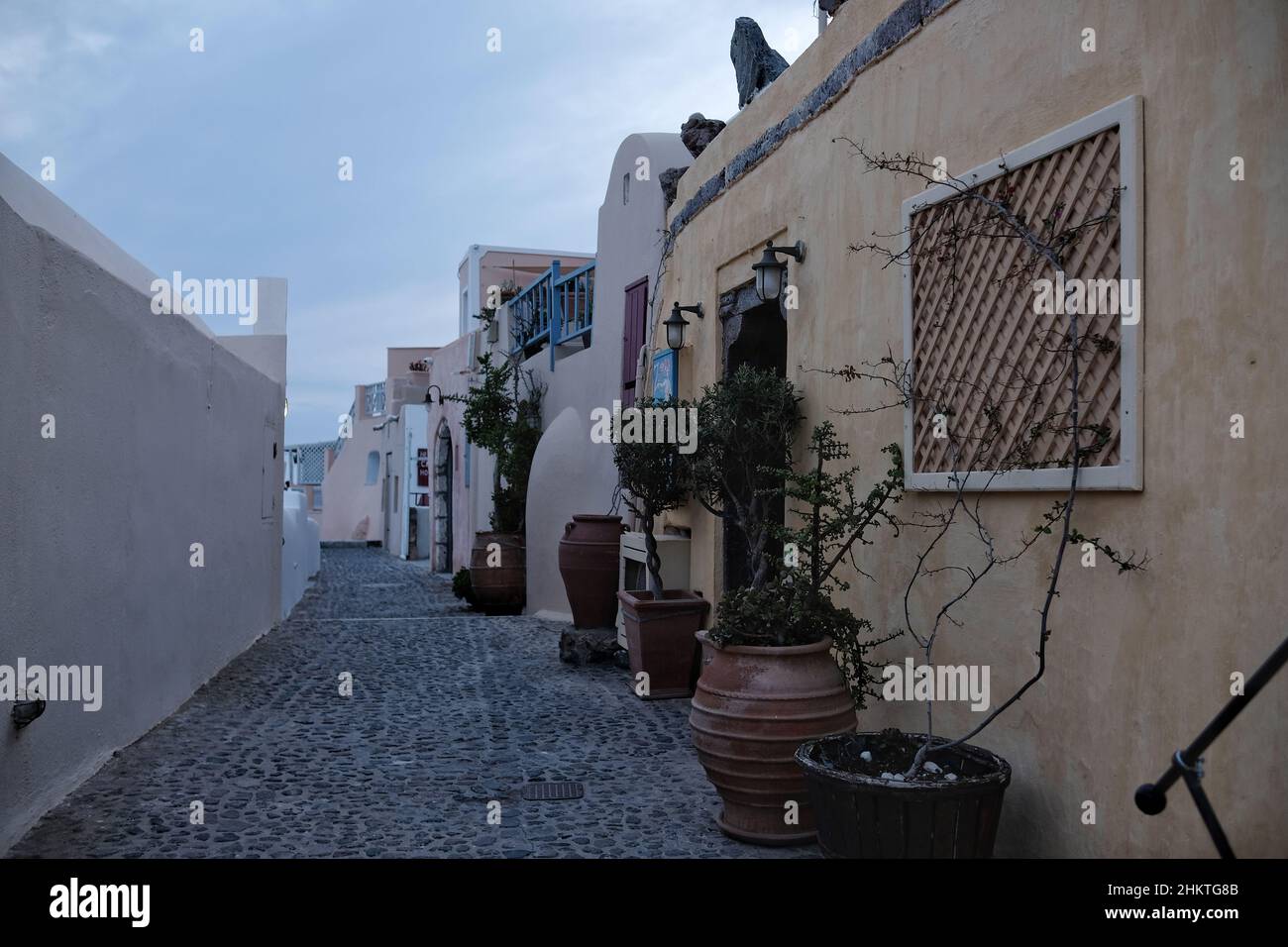Ruelle typique avec des maisons colorées à Oia Santorini Grèce Banque D'Images