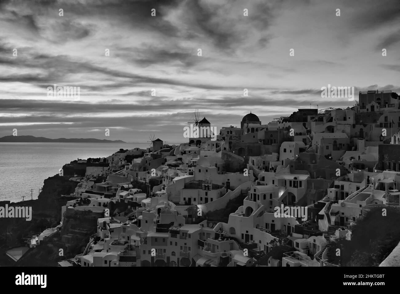 Magnifique coucher de soleil dans le village pittoresque d'Oia à Santorini Grèce en noir et blanc Banque D'Images