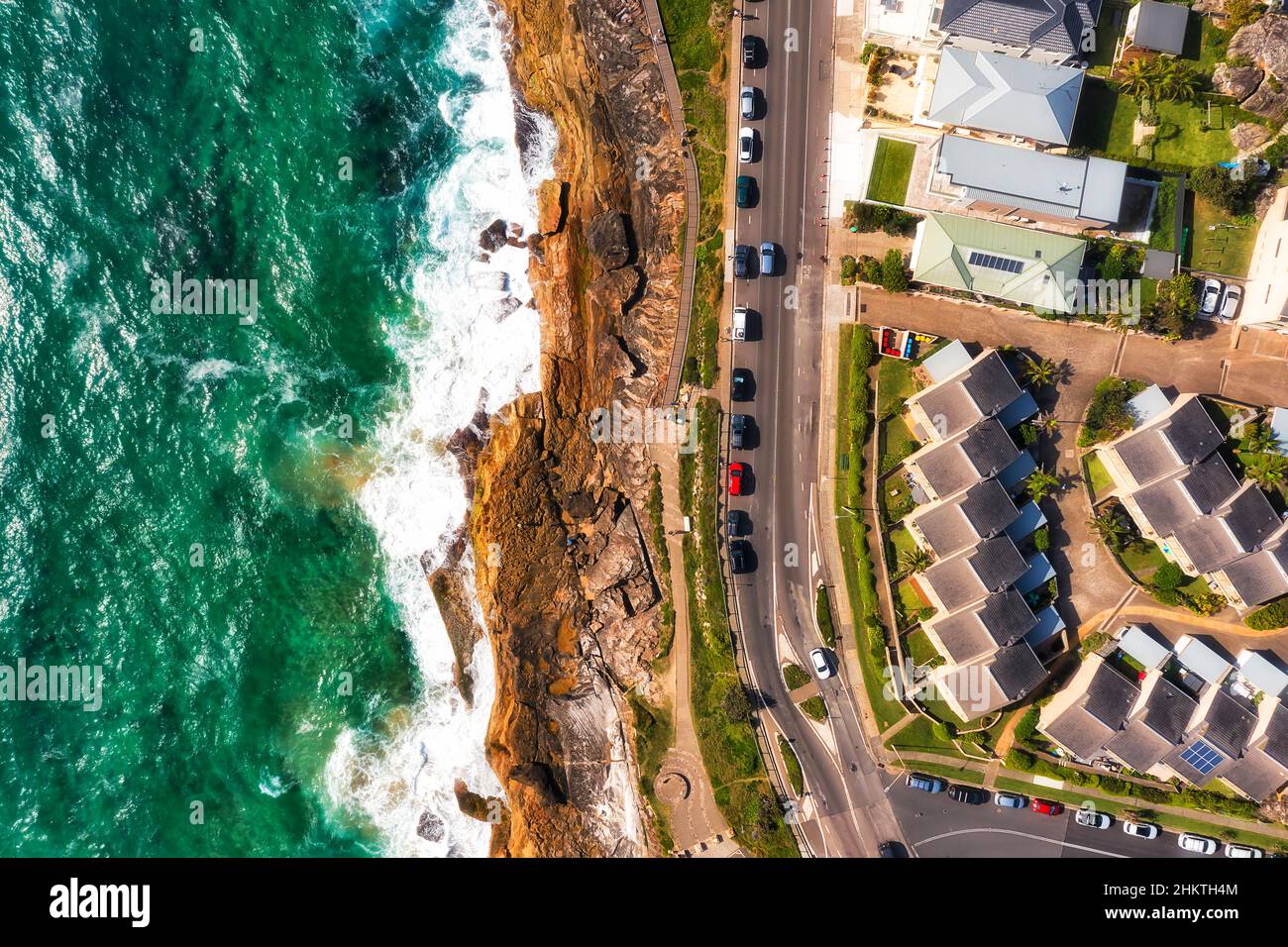 Côte de l'océan Pacifique, bord de mer sur la rive nord de Sydney avec villas de titre strata en bord de mer. Banque D'Images
