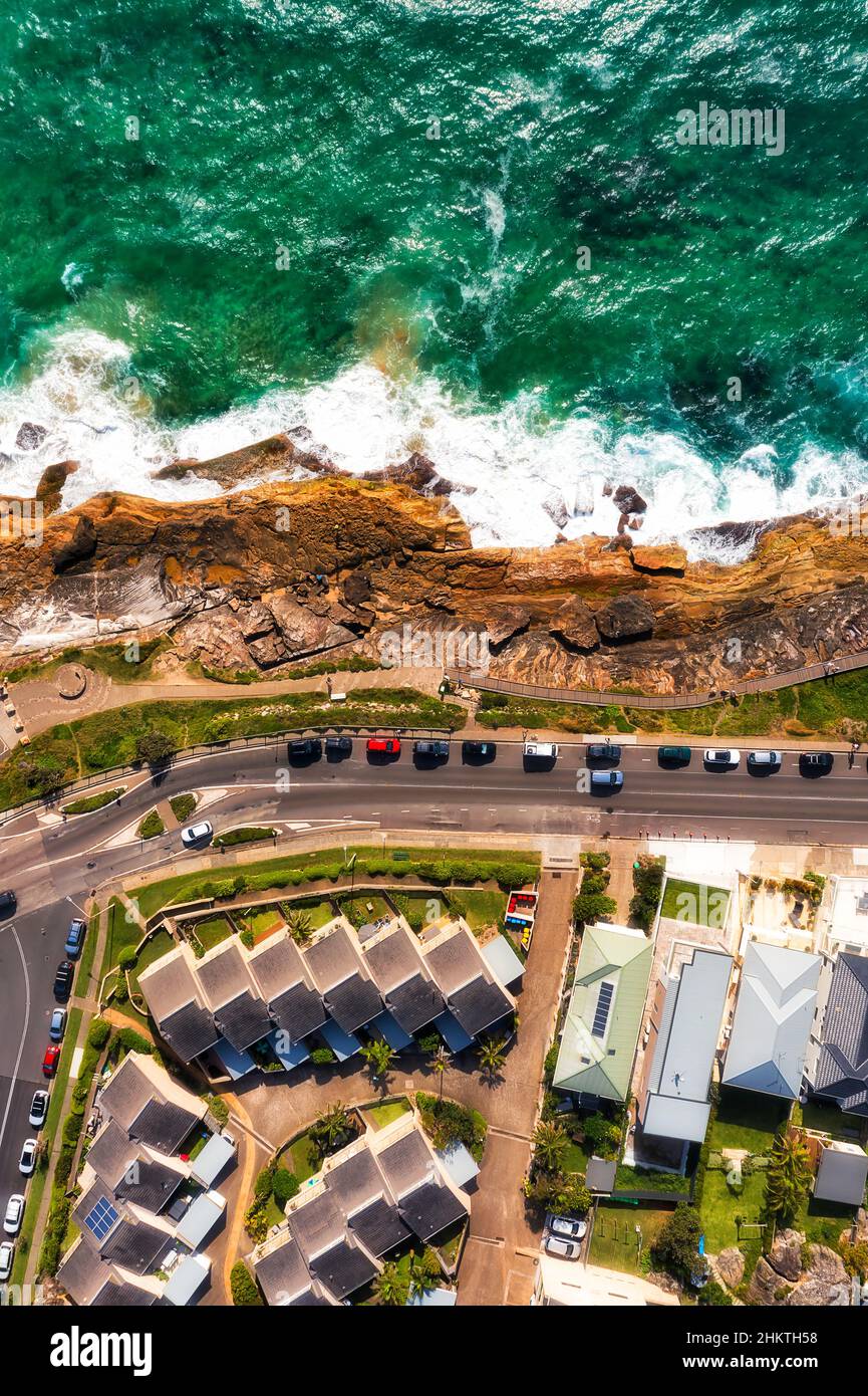 Vue aérienne verticale sur le front de mer de la côte de l'océan Pacifique sur la rive nord de Sydney avec villas de titre strata en bord de mer. Banque D'Images