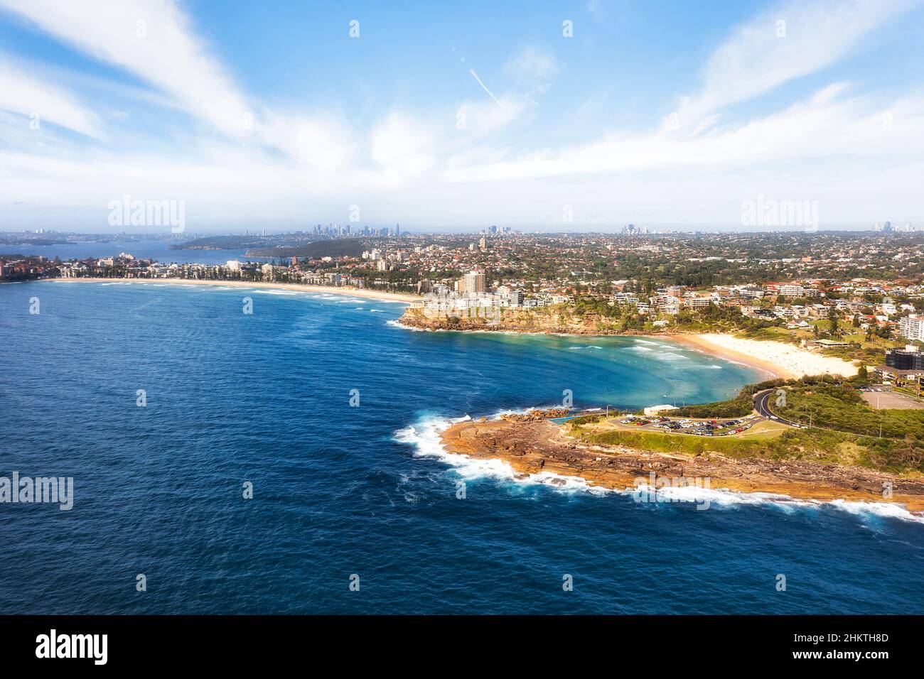 Plages de Manly et d'eau douce sur la côte des plages du Nord de Sydney - vue aérienne vers le port et le quartier des affaires. Banque D'Images