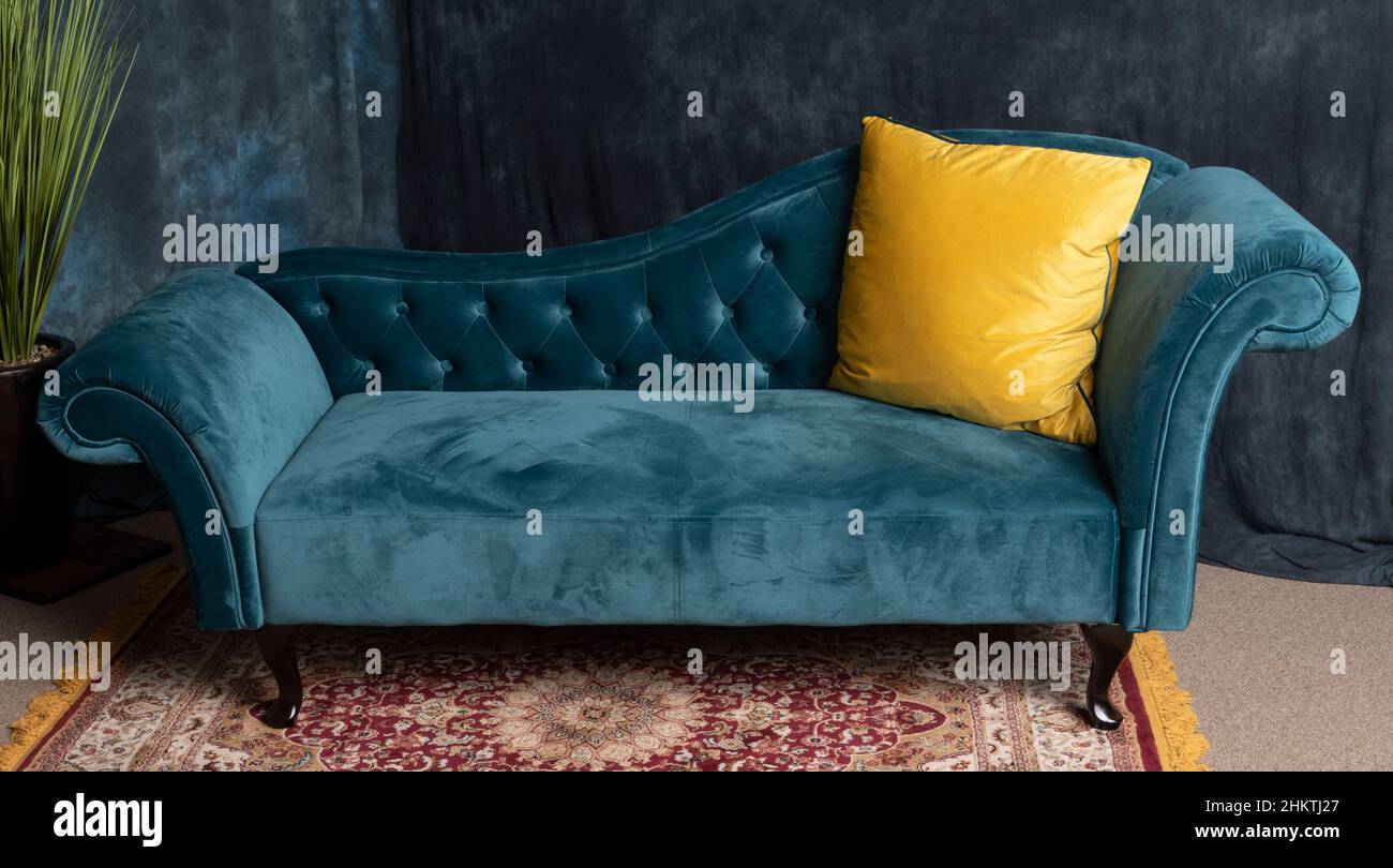 Angleterre, Royaume-Uni.2022. Un canapé bleu confortable avec un coussin  jaune Photo Stock - Alamy