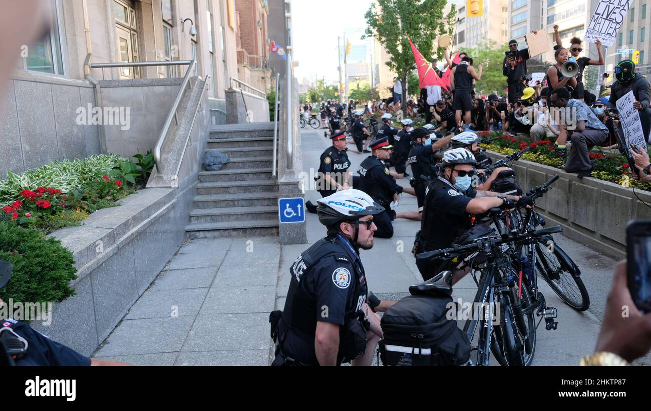 Manifestants agenouillés en solidarité avec les mouvements anti-racisme et Justice Banque D'Images