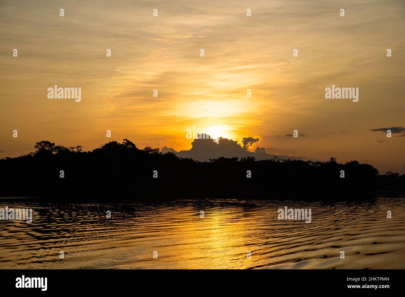 Coucher de soleil sur les rives de Puerto Nariño, Amazonie, Colombie. Banque D'Images