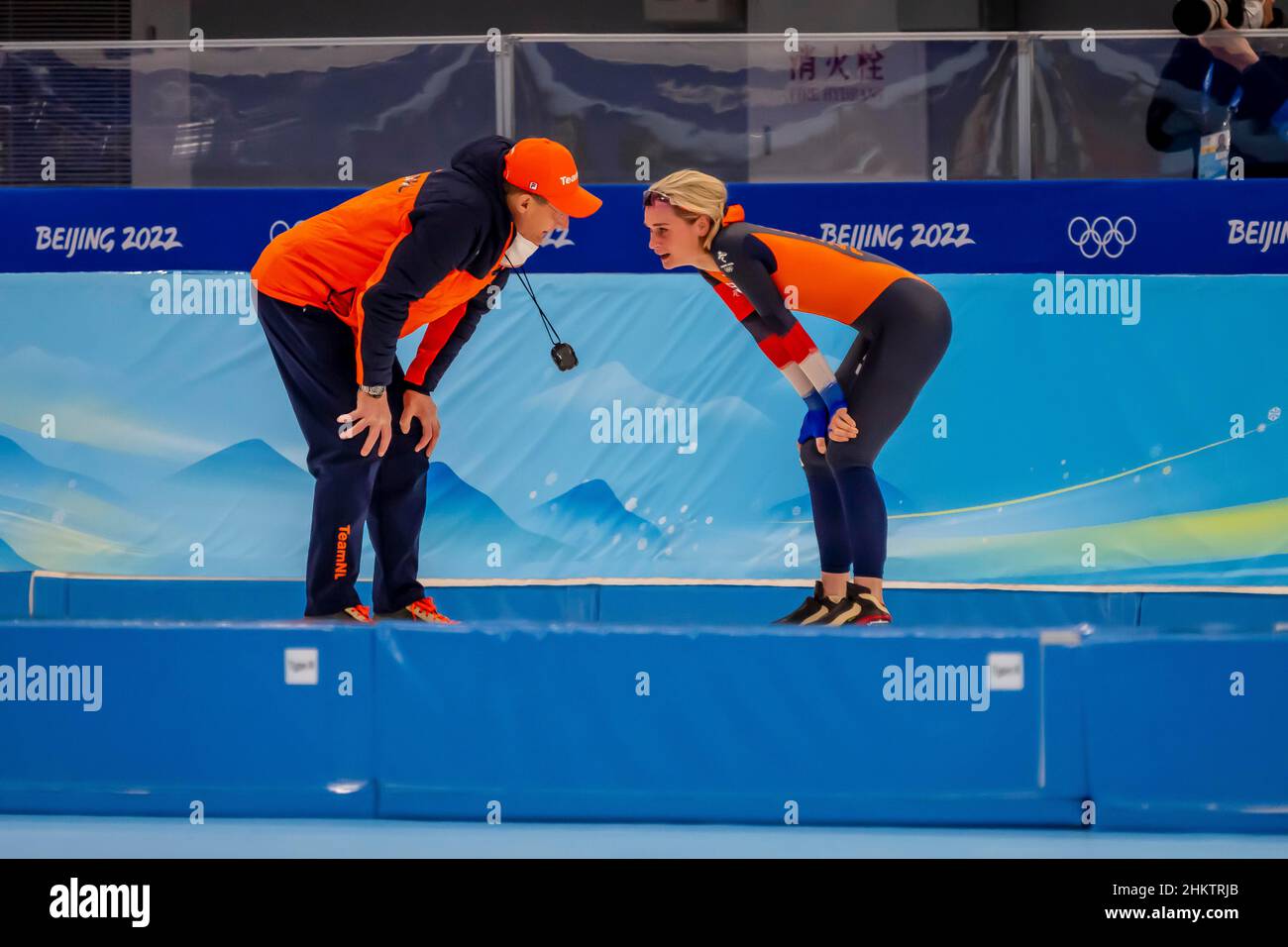 Pékin, Hebei, Chine.5th févr. 2022.Irene SCHOUTEN (NED) fait preuve d'émotion lorsqu'elle remporte le match féminin de 300m à l'ovale national de patinage de vitesse de Beijing, en Chine.(Image de crédit : © Walter G. Arce Sr./ZUMA Press Wire) Banque D'Images