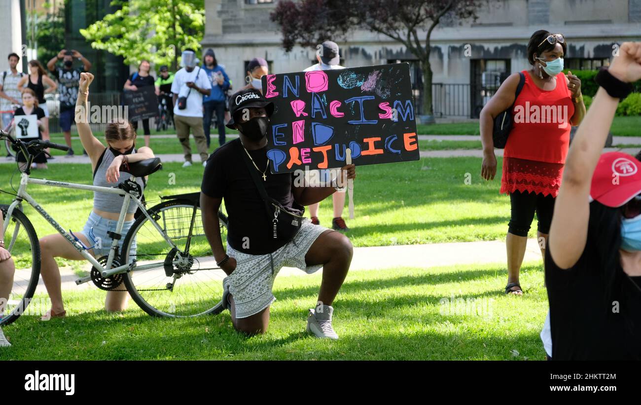 Manifestants agenouillés en solidarité avec les mouvements anti-racisme et Justice Banque D'Images